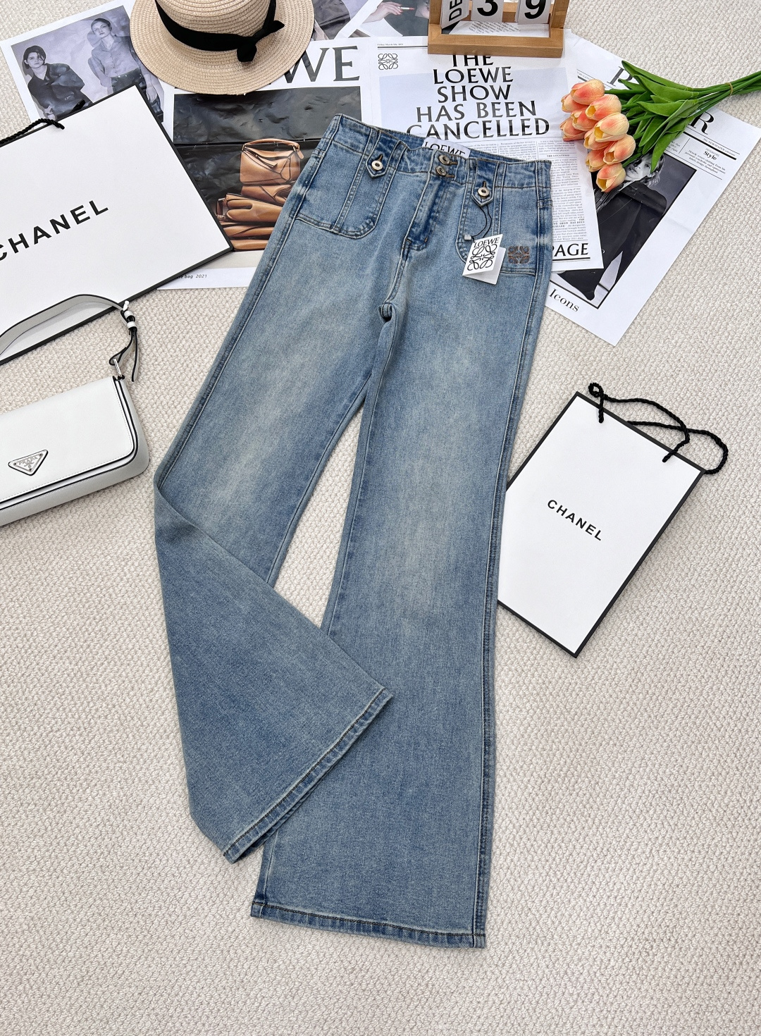 NO:324837,LOEWE2025 early spring new style Luo*wei medium and high waist elastic micro-flare jeans, high waist slimming and hips showing long legs, texture visible to the naked eye, light-colored washing process, waist button design, front-mark bag embroidery small logo, rear pocket iconic logo embroidery design, top body effect is excellent, hip lifting, legs slimming, body length, pure cotton fabric with slightly elastic, easy to match in spring, all very beautiful style, light color, three-mark complete large-scale products Size sml code, loewe, jeans, alexander wang19860909LOEWE2025早春新款 罗*威中高腰弹力微喇叭牛仔裤,高腰显瘦提臀显腿长 质感肉眼可见 浅色洗水工艺,腰头纽扣设计,前标袋刺绣小logo,后口袋标志性logo刺绣设计,上身效果绝绝子提臀、瘦腿、显身材腿长,纯棉面料 带微弹力,开春随便搭配 都非常好看的一款微喇牛仔裤怀旧浅色,三标齐全大货出 尺码sml 编码,,loewe,jeans,alexander wang,Women's clothing