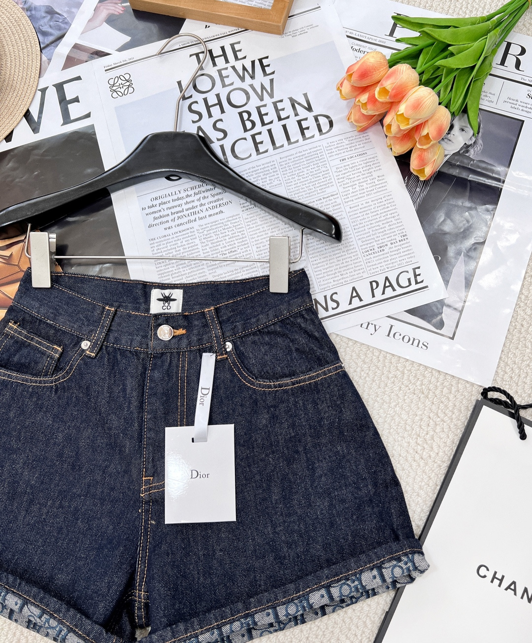 🆕DIOR2025新款新品内里老花印花翻边牛仔短裤，进口丹宁不掉色纯棉面料。DIOR这款牛仔短裤突显对经