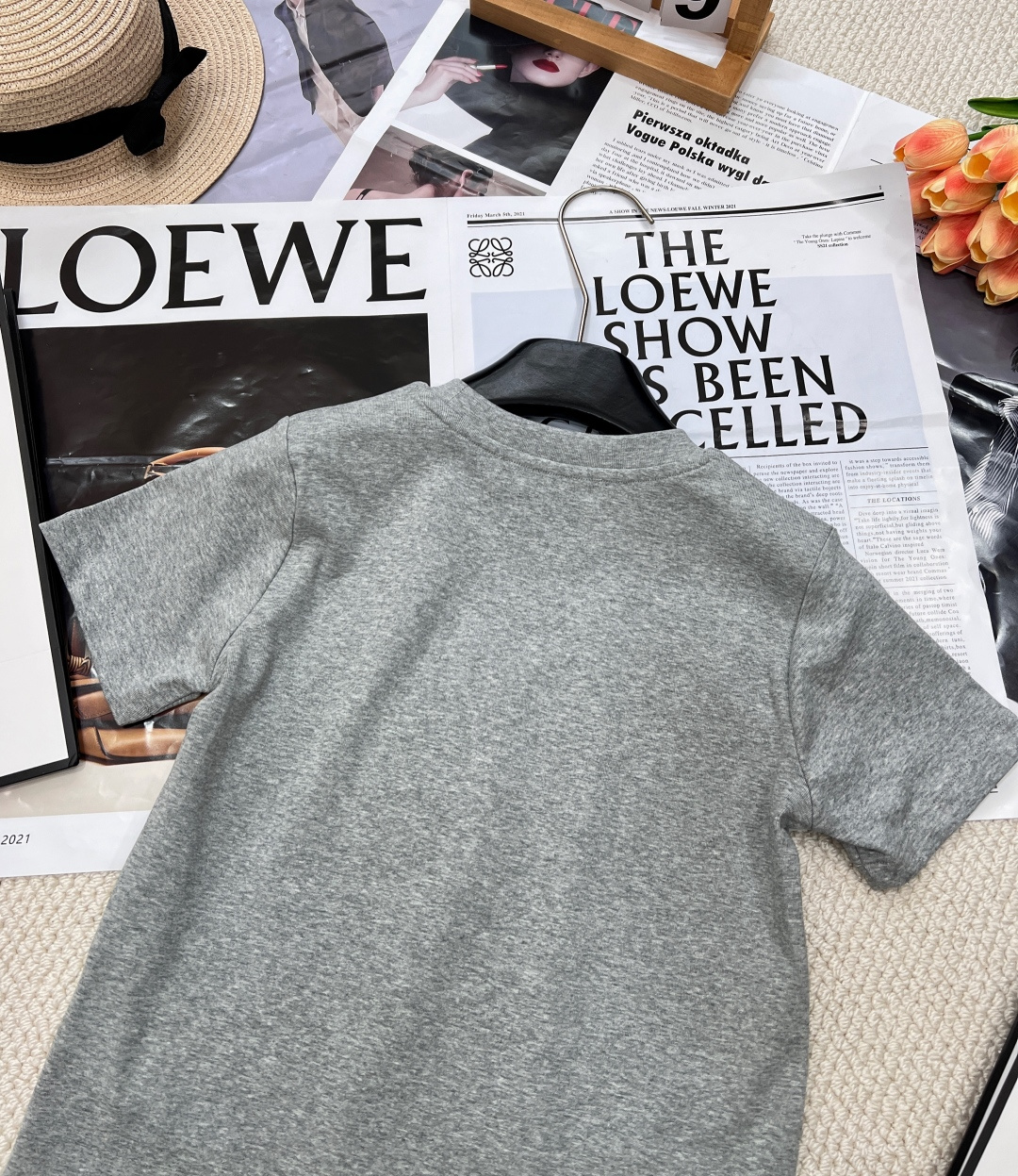 🆕 MIUMIU 字母刺绣短袖T恤经典的字母设计，简约中透露着奢华感，轻松提升整体造型的时尚度。无论是日