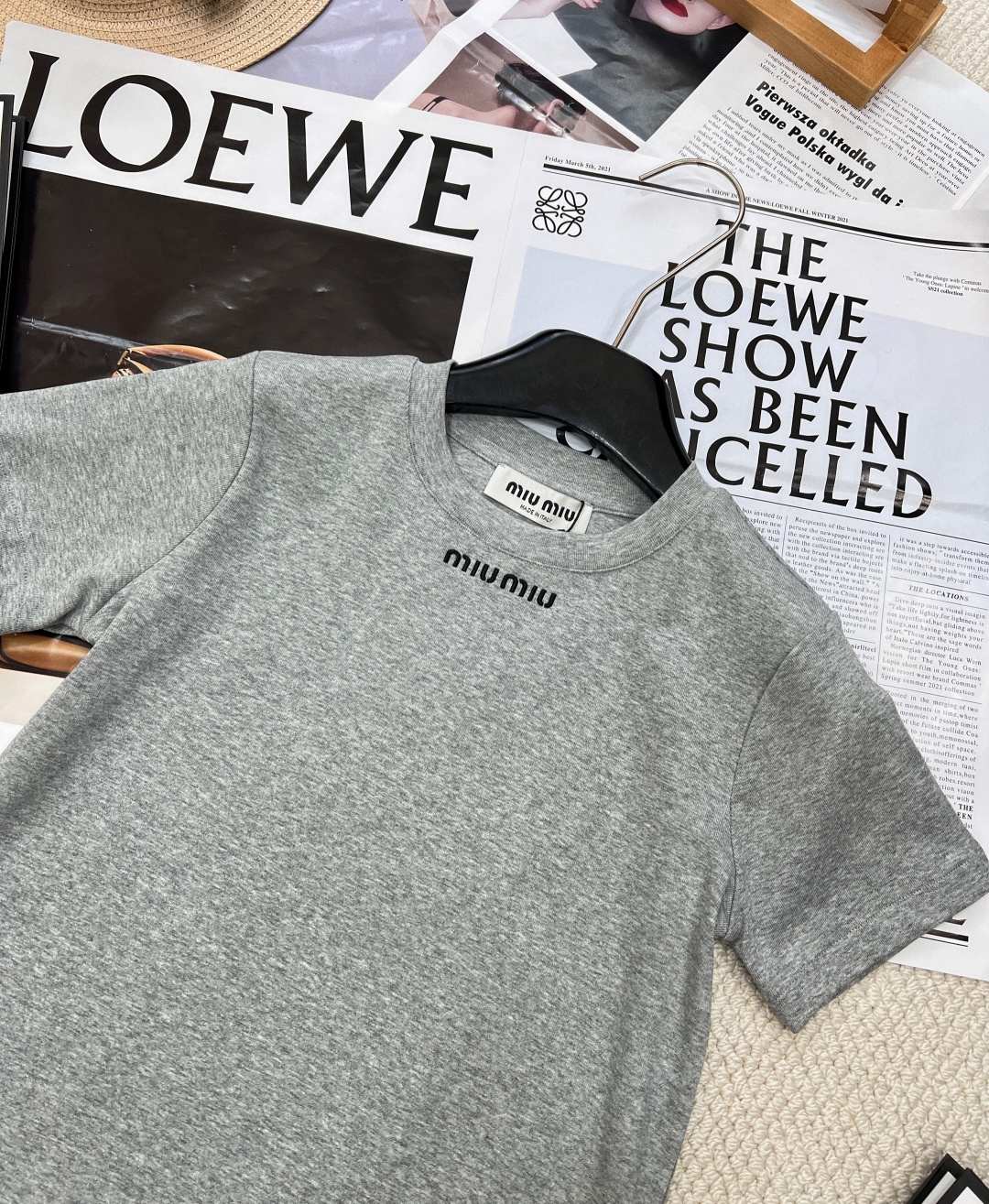 🆕 MIUMIU 字母刺绣短袖T恤经典的字母设计，简约中透露着奢华感，轻松提升整体造型的时尚度。无论是日