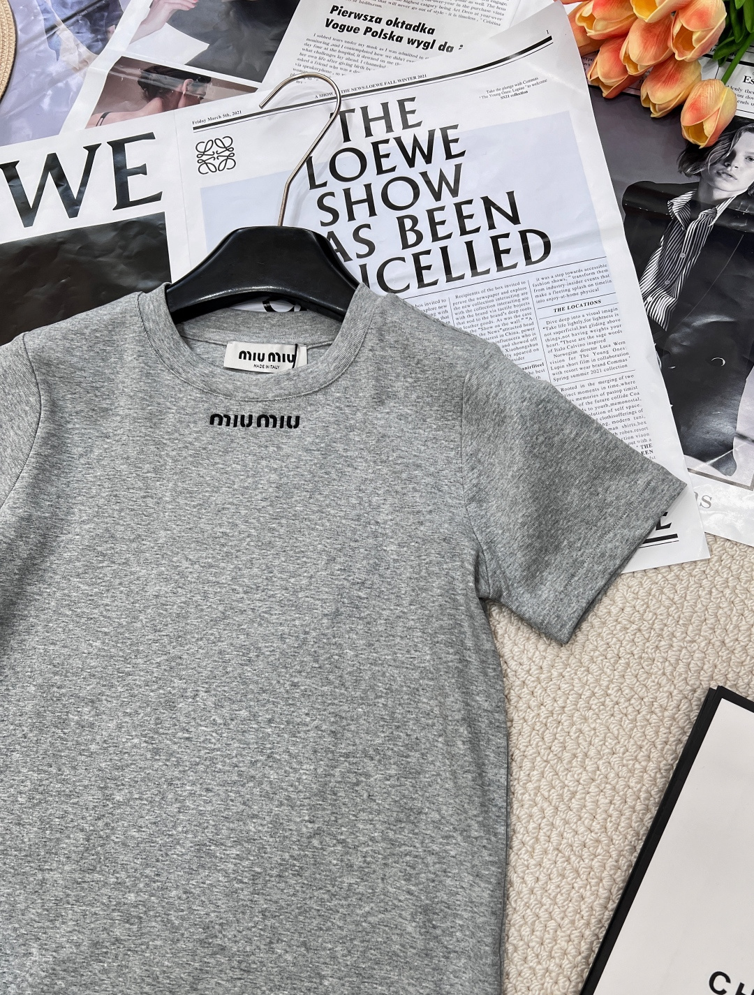 🆕 MIUMIU 字母刺绣短袖T恤经典的字母设计，简约中透露着奢华感，轻松提升整体造型的时尚度。无论是日