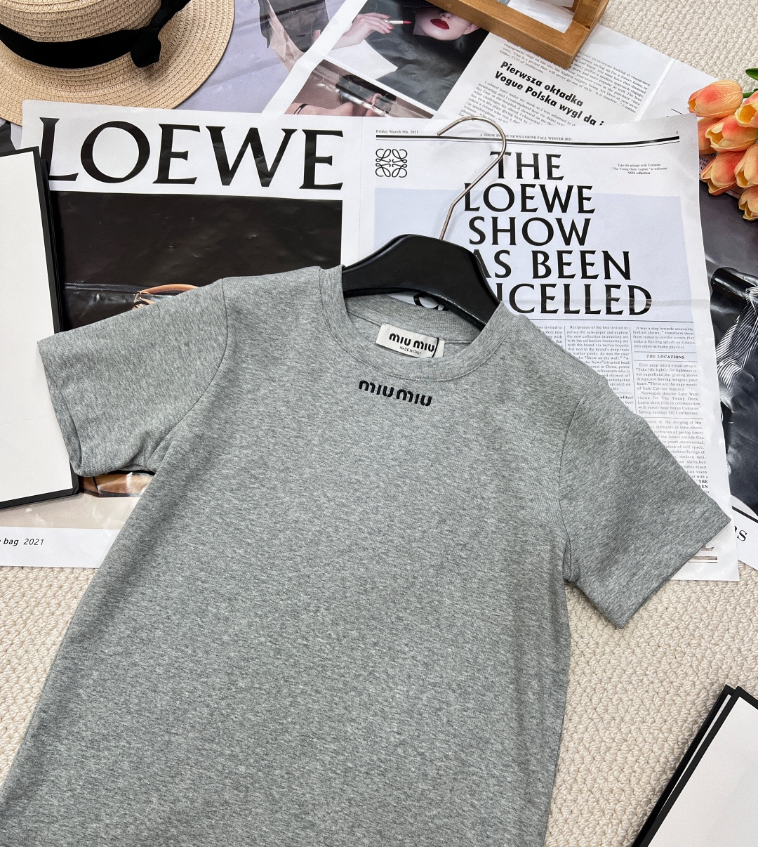 🆕 MIUMIU 字母刺绣短袖T恤经典的字母设计，简约中透露着奢华感，轻松提升整体造型的时尚度。无论是日