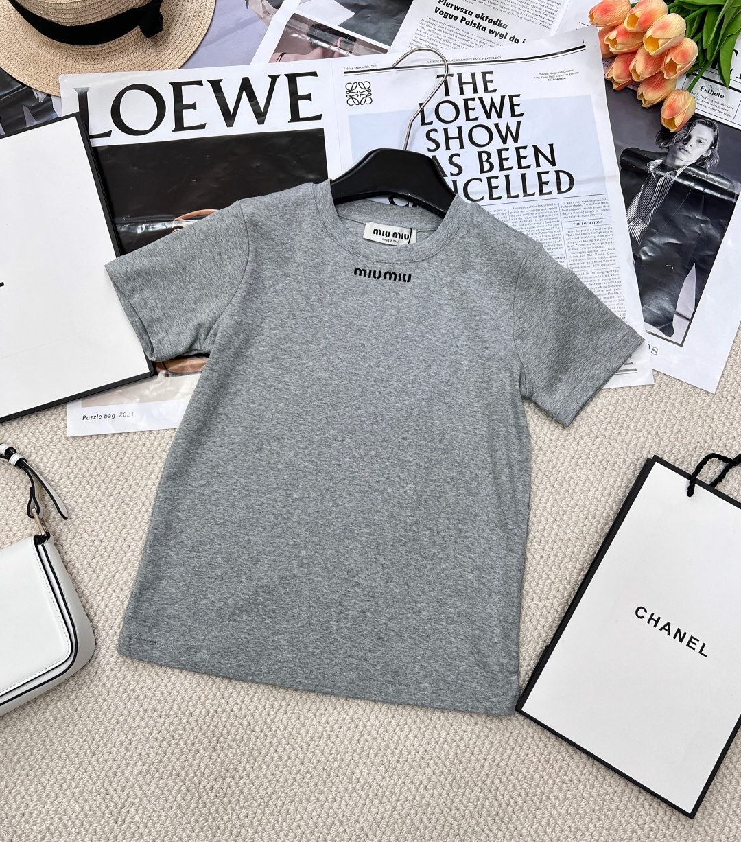 NO:324857,MIUMIU letter embroidered short-sleeved T-shirt. The classic letter design reveals a sense of luxury in simplicity, which easily enhances the fashion of the overall look. Whether it is a daily street or a casual party, you can become the focus. The details of the embroidered letters add a sense of luxury and show a unique taste. The simple design is easy to match, and it can be easily controlled whether it is jeans or skirts. Easily create a summer look that coexists with fashion and elegance!  Size sml code, miumiu, skirts, jeans, T-shirt,tees, t-shirt,alexander wang19860909MIUMIU 字母刺绣短袖T恤 经典的字母设计,简约中透露着奢华感,轻松提升整体造型的时尚度.无论是日常出街还是休闲聚会,都能让你成为焦点. 刺绣字母细节增添高级感,彰显独特品味.简约设计易于搭配,无论是牛仔裤还是半身裙都能轻松驾驭. 轻松打造时尚与优雅并存的夏日造型！ 尺码sml 编码,,miumiu,skirts,jeans,T-shirt,tees，t-shirt,alexander wang,Women's clothing