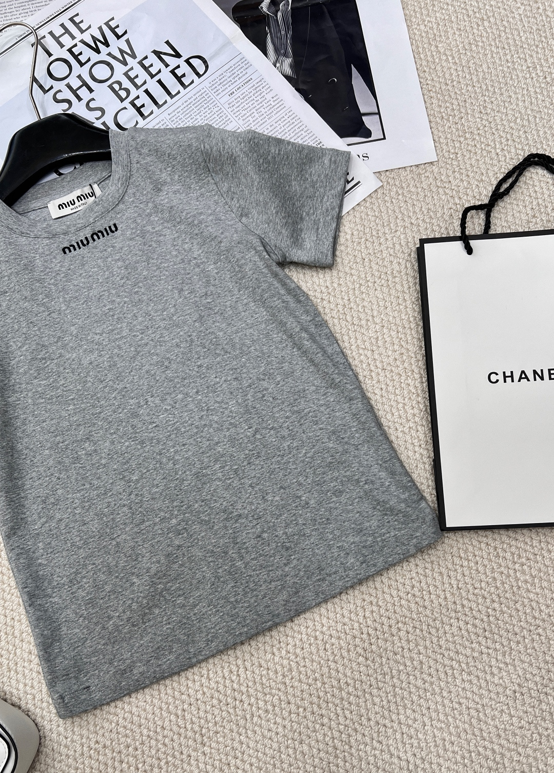 🆕 MIUMIU 字母刺绣短袖T恤经典的字母设计，简约中透露着奢华感，轻松提升整体造型的时尚度。无论是日