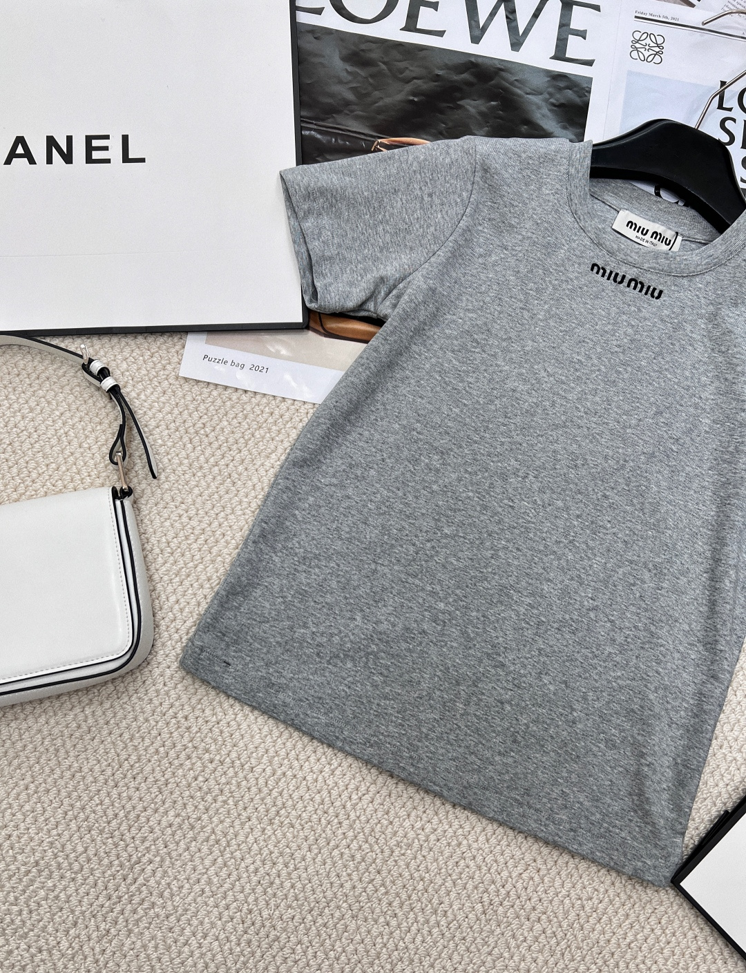 🆕 MIUMIU 字母刺绣短袖T恤经典的字母设计，简约中透露着奢华感，轻松提升整体造型的时尚度。无论是日