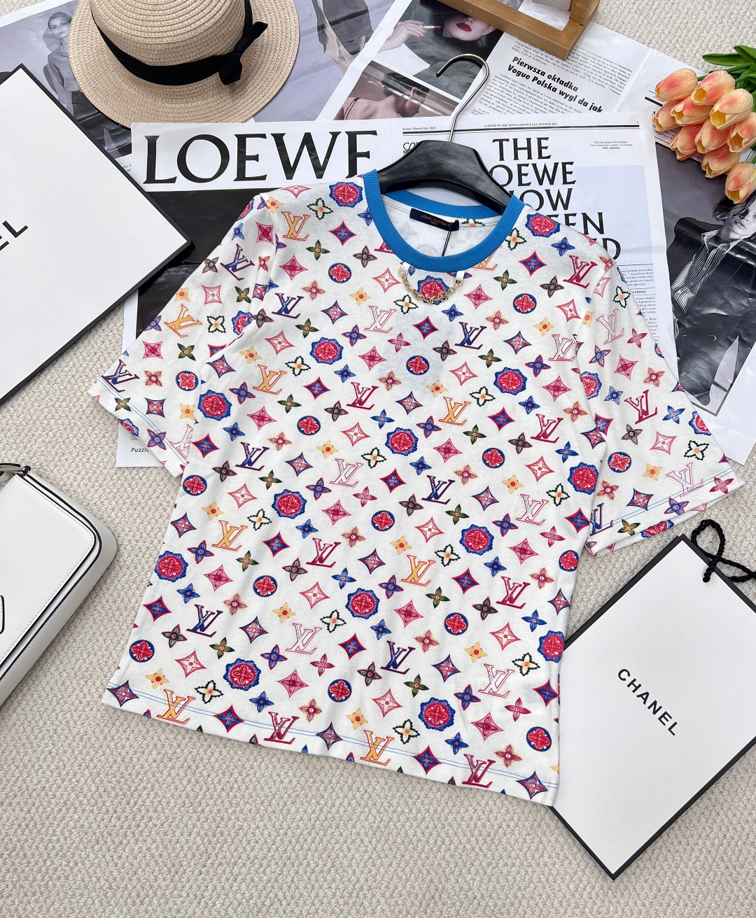 NO:324860,Louis Vuittou round neck printed chain short-sleeved T-shirt, customized YB twill cotton material, breathable and comfortable, full texture, regular threaded neckline short-sleeved T-shirt cut, highlighting the brand style, made of gram-weight pure cotton, slightly elastic, giving a slim visual effect, the neckline is made of metal letter chains as the design highlights, the whole body is covered with colorful letters and variable four-leaf clover elements, highlighting the brand's personality, the single wear is brilliant and fashionable, customized surface accessories, three-standard complete large-scale products, size sml code,,louis vuitton, T-shirt,tees, t-shirt,alexander wang19860909Louis Vuittou圆领印花链条短袖T恤,定制YB斜纹全棉材质 透气舒适 质感十足 常规螺纹包边领短袖T恤裁剪 凸显品牌格调 采用克重纯棉制成 略带有弹力 呈现显瘦视觉效果 领口以金属字母链条作设计亮点 通体满铺跳脱彩色字母和多变四叶草元素图案 彰显品牌张扬个性格调 单穿内搭都出彩时髦 定制面辅料 三标齐全大货出 尺码sml 编码,,louis vuitton,T-shirt,tees，t-shirt,alexander wang,Women's clothing