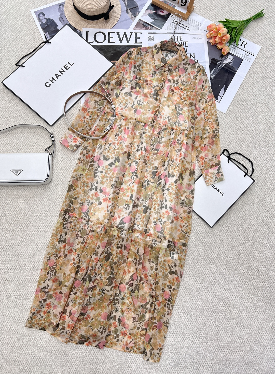 NO:324866,Celine2025 new full-print belt dress, customized with YB imported chiffon silk material, breathable texture, flowing and light, pleated long skirt design, full of yellow and pink flower vine pattern, scattered in size and full of spring vitality, the overall long style is multi-pleated waist, loose and inclusive, the hem is spliced ​​out of lace, Heavy Industry large-scale highlights the brand's sense of luxury, the action is lively and elegant, and the fairy-like style is echoing the style of the fairy, creating a dignified and generous, the white belt outlines the curve, the inner suspender is more resistant to flesh, a versatile dress with temperament and practicality, a four-season versatile dress, a high-end temperament girl, customized surface accessories, accurate version, with the same belt, complete three standards!  Size sml, celine, skirts, alexander wang19860909Celine2025新款满印花腰带连衣裙,定制YB进口雪纺丝绸材质 质感透气 飘逸轻盈 压褶长裙设计 通体满印黄粉色系花朵藤蔓图案 大小错落充满春日生机 整体长款多褶腰身 宽松包容身形 下摆多层拼接出花边 重工大体量凸显品牌高级感 行动间灵动飘逸 与仙气飘飘的风格相呼应 打造端庄大方 白色腰带勾勒曲线 内里吊带打底更防透肉 气质与实用兼备的四季百搭连衣裙 妥妥高阶气质女郎 定制面辅料 认准版本 配同款腰带,三标齐全！ 尺码sml 编,,celine,skirts,alexander wang,Women's clothing