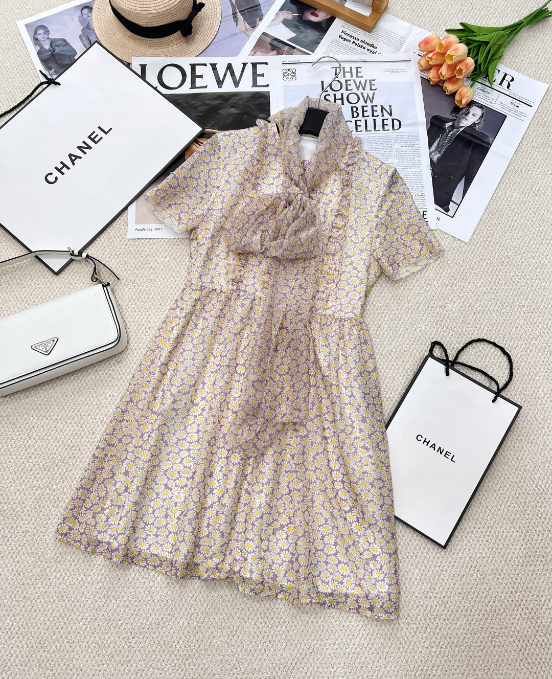 NO:324872,Gucci's new small daisy floral streamer dress, customized YB imported chiffon silk material, comfortable texture, draped and elegant, streamer style dress design, modify the body and temperament, full body printed small daisy floral pattern, exquisite bow on the front, long draped streamer loose and tied design, more diverse dressing methods, add gorgeous atmosphere, neat tailoring to highlight the texture of the big brand, short-sleeved skirt wide covers the flesh, versatile and not picky, full of vacation sense, no mistakes in daily casual commuting, custom face accessories, three-standard products, size sml code, gucci, skirts, T-shirt, alexander wang19860909Gucci新款小雏菊碎花飘带连衣裙,定制YB进口雪纺丝绸材质 质感舒适 垂顺飘逸 飘带风情连衣裙设计 修饰身材气质恬静 通体满印小雏菊碎花图案前襟精致蝴蝶结 垂坠长飘带可松可系设计 穿搭玩法更多样化 增添华丽气息 利落剪裁彰显大牌质感 短袖裙摆宽大遮肉 百搭不挑人 度假感满满 日常休闲通勤穿着不出错 定制面辅料三标齐全大货出 尺码sml 编码,,gucci,skirts,T-shirt,alexander wang,Women's clothing