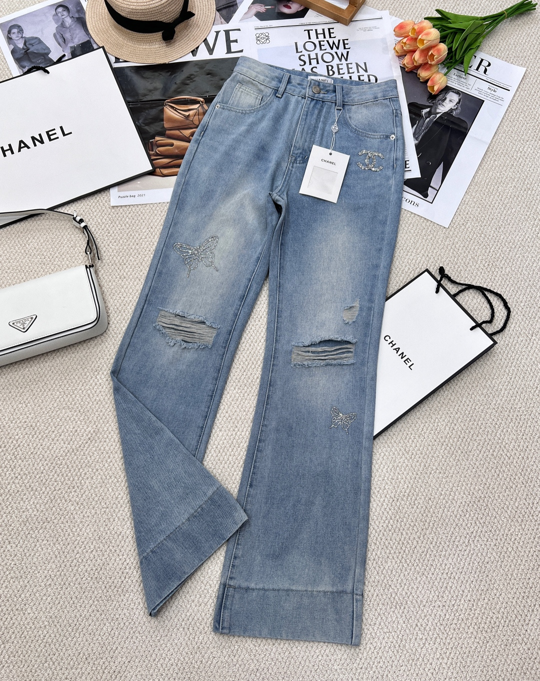 NO:325358,CHANEL25 early spring new product CH Xiaoxiangfeng hot diamond ripped micro-flare jeans, double C logo with simple butterfly hot diamond embellishment, front line threading and seaming edge three-dimensional design, slightly elastic and loose style is especially suitable for pear-shaped figure, showing first-class legs, customized exclusive hardware and leather accessories, three-standard products are available in large quantities Size sml code, chanel, jeans, alexander wang19860909CHANEL25早春新品CH小香风烫钻破洞微喇叭牛仔裤,烫钻双C logo简约而不低调裤筒蝴蝶烫钻点缀,前幅走线缝边立体感设计,微微弹力宽松的版型特适合梨形身材,显腿长一流,定制专属五金皮牌配饰,三标齐全大货出 尺码sml 编码,,chanel,jeans,alexander wang,Women's clothing