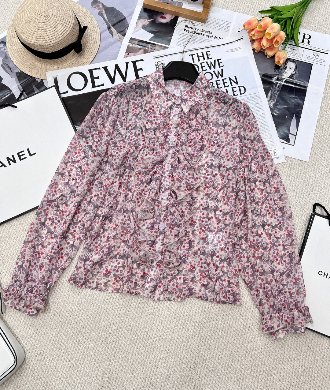 NO:325360,Chanel Xiaoxiang's new lace floral shirt, customized YB imported twill thick material, light and high-end texture, smooth and comfortable lace shirt tailoring, contrasting color floral patterns, full of prints, bright colors, delicate lines, details show the texture of the big brand, cut and modify the body temperament, delicate pleated lace acts on the front closure and cuffs, matched with elegant materials to add a relaxed and exquisite atmosphere, and the style is more unified and coordinated. Daily casual commuting is not wrong. Premium and fashionable outfit, three standards are in perfect colors. Size sml code, chanel,shirts,alexander wang19860909Chanel小香新款花边碎花衬衫,定制YB进口斜纹稠材质 质感轻透高级 垂顺舒适 花边衬衫剪裁 通体撞色碎花图案满印 色彩鲜艳线条细腻 细节彰显大牌质感 裁剪修饰身材气质恬静 精致褶皱花边作用于前襟和袖口 搭配飘逸材质更添松弛精致气息 风格更统一协调 日常休闲通勤穿着不出错 高级且时髦穿搭,三标齐两色出 尺码sml 编码,,chanel,shirts,alexander wang,Women's clothing