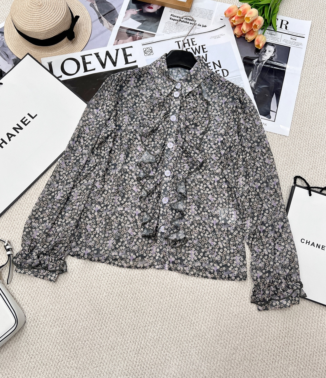 NO:325364,Chanel Xiaoxiang's new lace floral shirt, customized YB imported twill material, light and high-end texture, smooth and comfortable lace shirt tailoring, contrasting color floral patterns, full of prints, bright colors, delicate lines, details show the texture of the big brand, cut and modify the body temperament, delicate pleated lace acts on the front closure and cuffs, matched with elegant materials to add a relaxed and exquisite atmosphere, and the style is more unified and coordinated. Daily casual commuting is not wrong. Premium and fashionable outfit, three standards are in perfect colors. Size sml code X,,chanel,shirts,alexander wang19860909Chanel小香新款花边碎花衬衫,定制YB进口斜纹稠材质 质感轻透高级 垂顺舒适 花边衬衫剪裁 通体撞色碎花图案满印 色彩鲜艳线条细腻 细节彰显大牌质感 裁剪修饰身材气质恬静 精致褶皱花边作用于前襟和袖口 搭配飘逸材质更添松弛精致气息 风格更统一协调 日常休闲通勤穿着不出错 高级且时髦穿搭,三标齐两色出 尺码sml 编码X,,chanel,shirts,alexander wang,Women's clothing