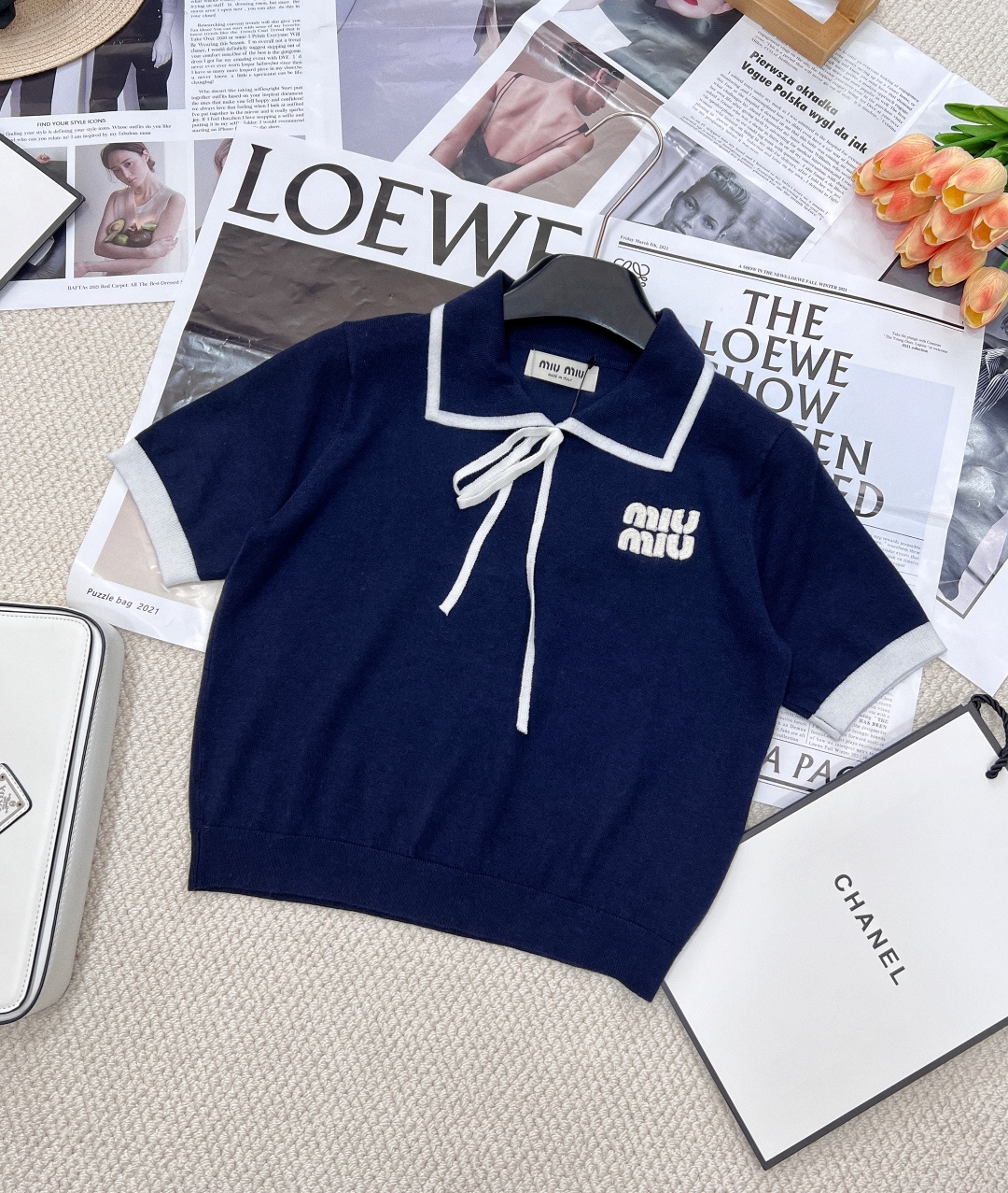 NO:325368,Miumiu Polo collar strap knitted short sleeves, custom YB silk yarn wool woven, delicate and soft, smooth and cool, exquisite lapel short sleeves style, collar adds lace-up bow design, richer layers, full details of hem thread edging, collar edges and cuffs echo each other, striped patterns that collide with the big body, strong retro college style, playful and age-reducing, easy to control when traveling or easy to gather, custom face accessories are complete and two colors, size sml code M7,,miumiu, T-shirt, alexander wang19860909Miumiu Polo领绑带针织短袖,定制YB丝毛纱线织造 细腻柔软 垂顺冰爽 精致翻领短袖版型 领增加系带蝴蝶结设计 层次更丰富 衣摆螺纹包边细节满分 领边和袖口相呼应 饰以与大身碰撞的条纹图案 复古学院风格强烈 俏皮减龄显白 日常出行或轻松聚会轻松驾驭 定制面辅料三标齐全两色出 尺码sml 编码M7,,miumiu,T-shirt,alexander wang,Women's clothing