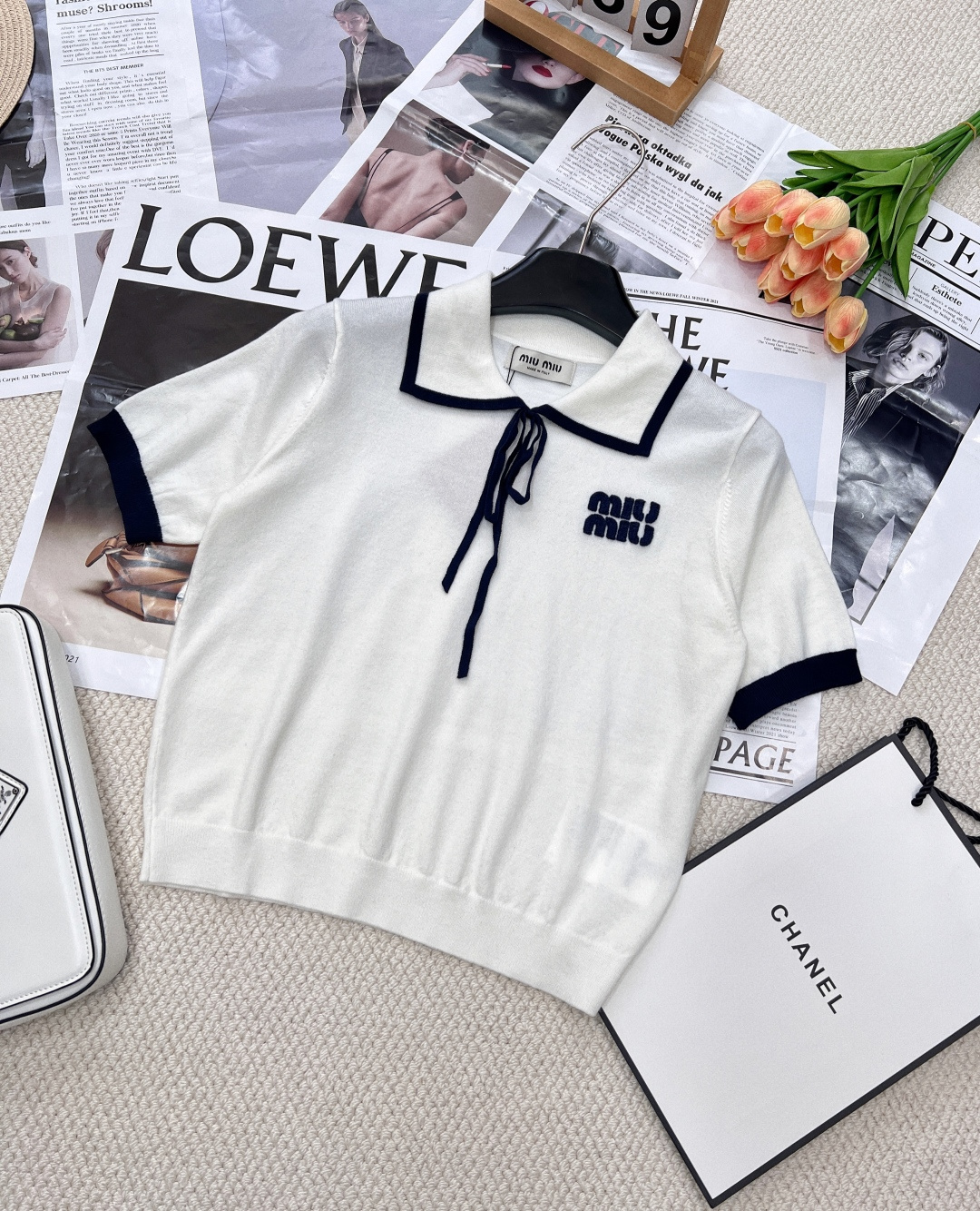 NO:325370,Miumiu Polo collar strap knitted short sleeves, custom YB silk yarn wool woven, delicate and soft, smooth and cool, exquisite lapel short sleeves style, collar adds lace-up bow design, richer layers, full details of hem thread edging, collar edges and cuffs echo each other, striped patterns that collide with the big body, strong retro college style, playful and age-reducing, easy to control when traveling or easy to gather, custom face accessories are complete and two colors, size sml code M,,miumiu, T-shirt, alexander wang19860909Miumiu Polo领绑带针织短袖,定制YB丝毛纱线织造 细腻柔软 垂顺冰爽 精致翻领短袖版型 领增加系带蝴蝶结设计 层次更丰富 衣摆螺纹包边细节满分 领边和袖口相呼应 饰以与大身碰撞的条纹图案 复古学院风格强烈 俏皮减龄显白 日常出行或轻松聚会轻松驾驭 定制面辅料三标齐全两色出 尺码sml 编码M,,miumiu,T-shirt,alexander wang,Women's clothing