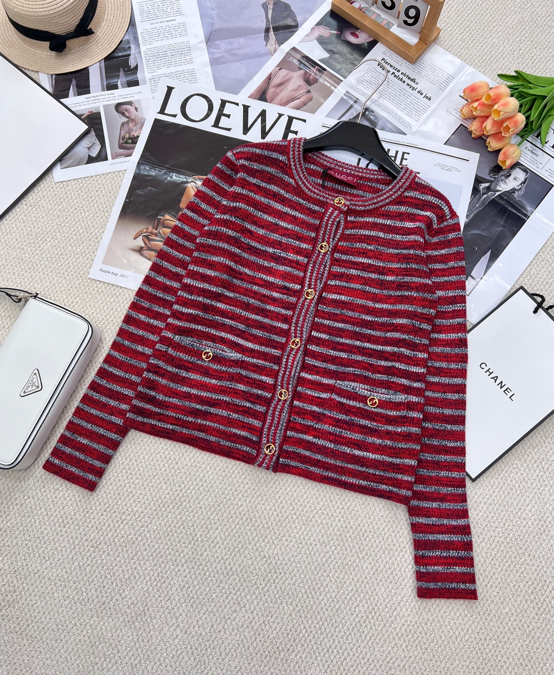 NO:325374,Gucci's new malcolor striped knitted cardigan, customized YB wool yarn wool, soft and skin-friendly, comfortable and stylish, with obvious knitted texture, more weight-producing knitted cardigan cut, the whole body is baseed with dark red, and the floral gray stripes are interwoven, literary texture, the round neck neckline is appropriately exposed to the skin, beautify the proportion of the head and shoulders, and make the front lace different from the large body, forming a sense of layering, strong retro style, regular style highlights the figure, playful, age-reducing, and white. It is easy to control the three standards for daily travel or party!  Size sml, gucci,alexander wang19860909Gucci新款错色条纹针织开衫,定制YB羊毛纱线织造 柔软亲肤 舒适有型 有明显针织料质感更显份量 针织开衫剪裁 通体以暗红色打底 搭配花灰色条纹交织 文艺质感十足 圆领领口恰当露肤 美化头肩比例更显瘦 前襟包边与大身走向相异 形成层次感 复古风格强烈 常规版型突显身材 俏皮减龄显白 日常出行或聚会轻松驾驭三标齐大货出！ 尺码sml 编,,gucci,alexander wang,Women's clothing