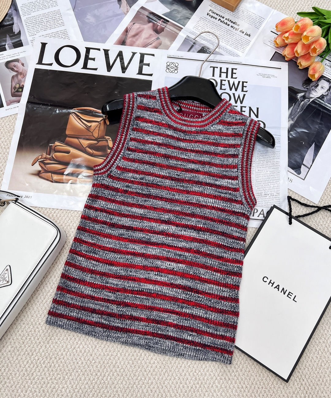 NO:325380,Gucci's new striped knitted vest, customized YB wool yarn wool, soft and skin-friendly, comfortable and stylish, with obvious knitted material texture, more weight, vest cut, the whole body is base with gray and white, and the dark red stripes are intertwined, literary texture, round neckline is appropriately exposed, beautify the skin, beautify the proportion of the head and shoulders, and make the same direction as the body, forming a sense of layering, strong retro style, slim fitting style highlights the figure, playful, age-reducing, easy to control during daily travel or party, customized face accessories, three standards are fully qualified, large-scale products are available in size sml code, gucci, alexander wang19860909Gucci新款条纹针织背心,定制YB羊毛纱线织造 柔软亲肤 舒适有型 有明显针织料质感更显份量 背心剪裁 通体以灰白色打底 搭配暗红色条纹交织 文艺质感十足 圆领领口恰当露肤 美化头肩比例更显瘦 包边与大身走向相异 形成层次感 复古风格强烈 修身版型突显身材 俏皮减龄显白 日常出行或聚会轻松驾驭 定制面辅料 认准版本三标齐全大货出 尺码sml 编码,,gucci,alexander wang,Women's clothing