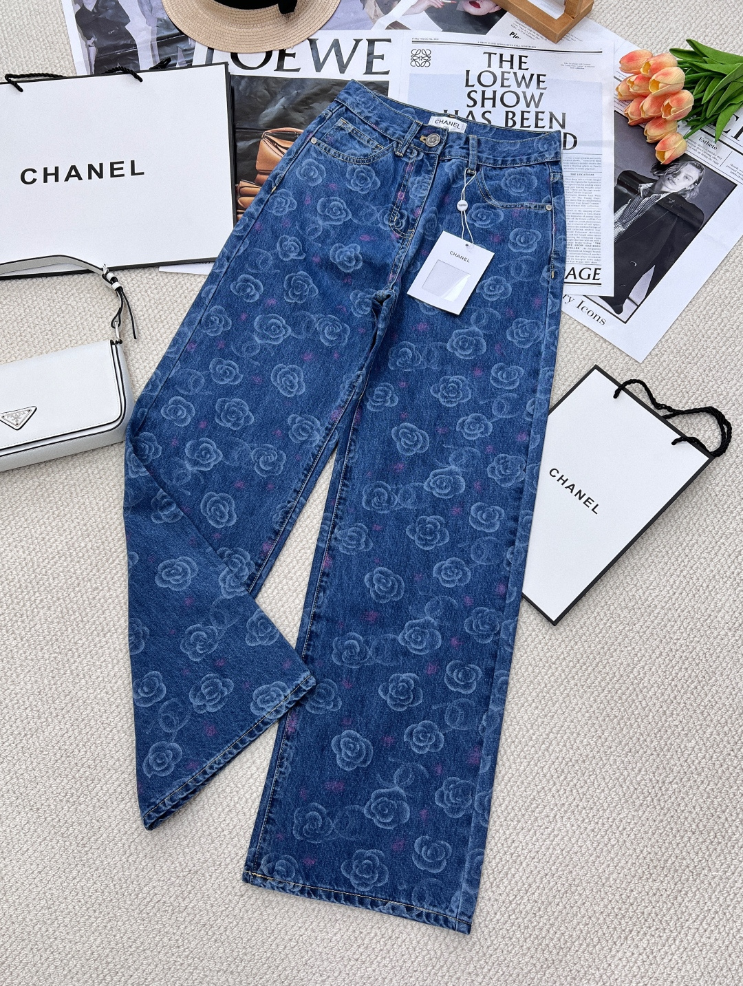 NO:325383,Chanel2025 new style of painted hand-painted camellia jeans, the latest ski series #customized YB twill cotton denim material, soft fabric, comfortable, good breathability, high waist buckle double-in pocket design, latest painting hand-painted process restoration, whole rose camellia decoration, pink and white camellia enhances the brand style, straight-tube style embellishes the leg shape while wearing it full of high street casual style, high version, three standards complete!  Size 36/38/4, chanel,jeans,alexander wang19860909Chanel2025新款画染手绘山茶花牛仔裤,最新滑雪系列#定制YB斜纹棉牛仔材质,面料柔软,舒适,透气性好,高腰系扣双插兜设计,最新画染手绘工艺还原,通体玫瑰山茶花装饰,粉白相间的山茶花让品牌格调提升,直筒版型包容修饰腿型的同时,穿出满满的高街休闲风,高版本,三标齐全！ 尺码36/38/4 编,,chanel,jeans,alexander wang,Women's clothing