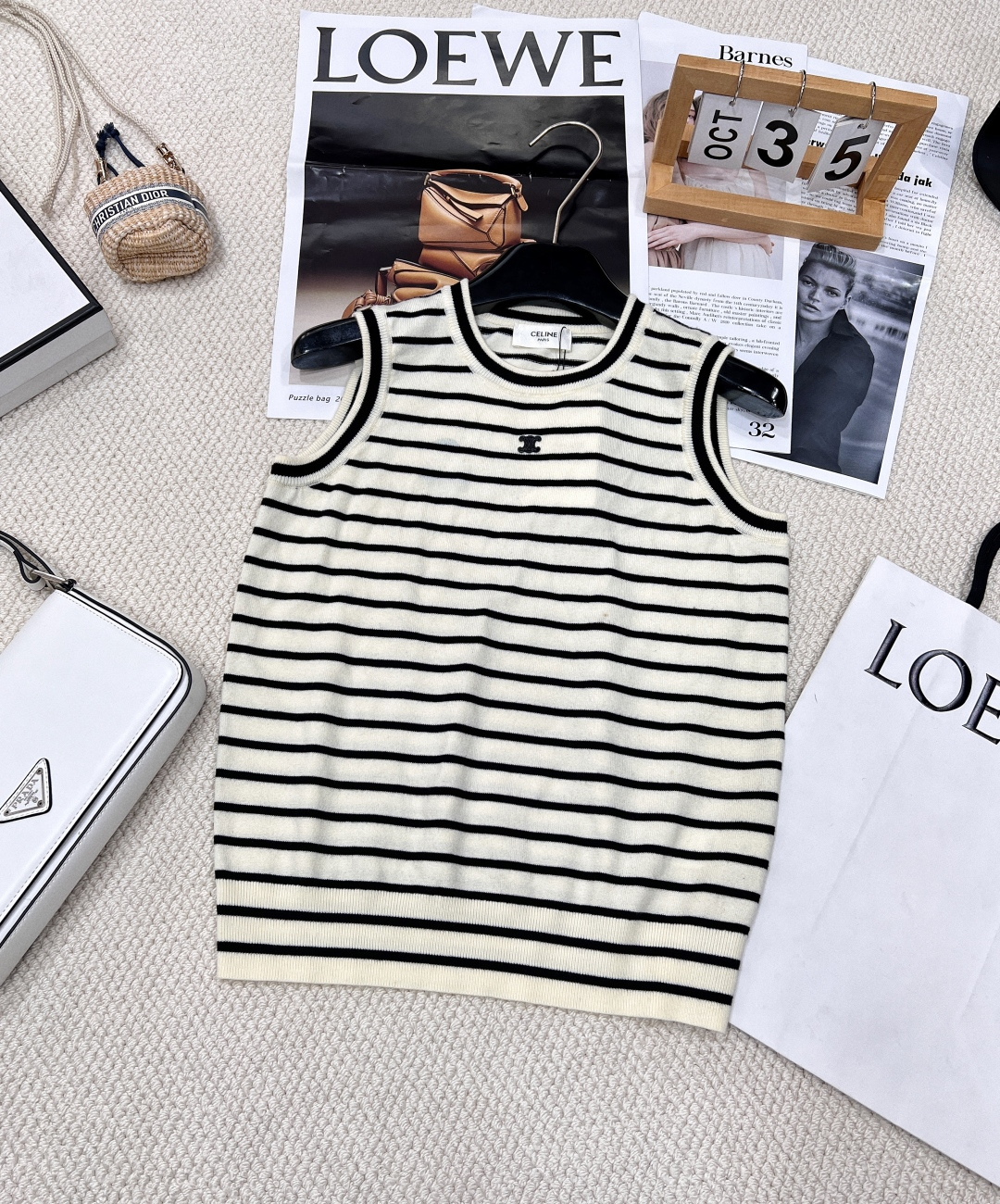 NO:325386,Celine's new embroidered logo striped knitted vest, customized YB wool yarn weaving, fixed color and dyeing, perfectly restored quality, soft and skin-friendly, comfortable and stylish, with obvious plush texture, more weight, sleeveless vest style, round neckline appropriate skin exposure, beautify the proportion of head and shoulders, the striped edge is different from the body, forming a sense of layering, the whole body is intertwined with the Arc de Triomphe on the chest, the embroidered crochet decoration, strong retro style, slim fitting style highlights the figure, playful and age-reducing, easy to control during daily travel or easy gathering, three-standard large-scale goods are shipped Size sml code E,,celine,alexander wang19860909Celine新款刺绣徽标条纹针织背心,定制YB羊毛纱线织造 定色定染 完美还原品相 柔软亲肤 舒适有型 呈现明显毛绒料质感更显份量 无袖背心版型 圆领领口恰当露肤 美化头肩比例更显瘦 条纹包边与大身走向相异 形成层次感 通体条纹交织胸前凯旋门徽标刺绣钩花装饰 复古风格强烈 修身版型突显身材 俏皮减龄显白 日常出行或轻松聚会轻松驾驭 三标齐全大货出 尺码sml 编码E,,celine,alexander wang,Women's clothing