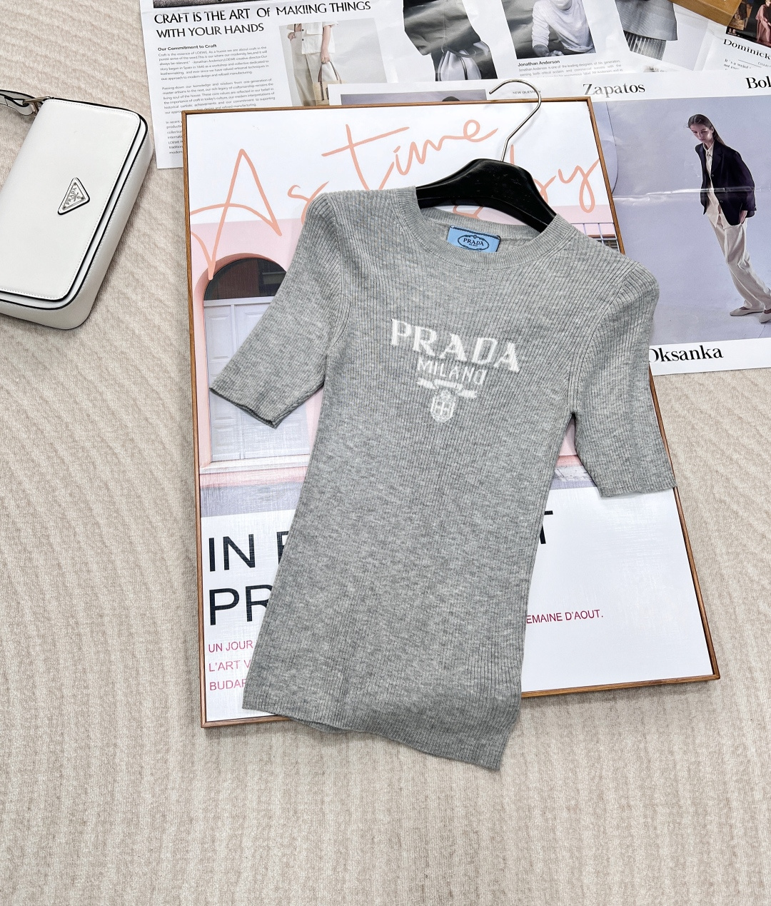 NO:325372,Prada's new round neck slim knitted short sleeves, customized YB wool yarn wool, fixed color and dyeing, perfect restoration, delicate texture, soft and comfortable, obvious plush material texture, more weight, round neck knitted short sleeves cut, three-dimensional edge and large body direction are vertical pit strip direction, more exquisite, letter logo embroidery crochet decoration on chest letters, light gray retro style strong, slim fit style highlights the figure, age-reducing skin color, versatile style does not pick the age, matched with skirts and trousers, suitable for fashionable and fashionable style, customized face accessories, three-standard accessories, large-scale products, size sml, , prada, skirts, T-shirt, alexander wang19860909Prada新款圆领修身针织短袖,定制YB羊毛纱线织造 定色定染 完美还原 细腻肌理 柔软舒适 有明显毛绒料质感更显份量 圆领针织短袖裁剪 立体包边与大身走向均为竖坑条走向 更显精致 胸前字母徽标刺绣钩花装饰 低明度浅灰色复古风格强烈 修身版型突显身材 减龄显白 百搭款式不挑年龄肤色 搭配裙装裤装 适配时髦洋气风格 定制面辅料三标齐全大货出 尺码sml 编,,prada,skirts,T-shirt,alexander wang,Women's clothing