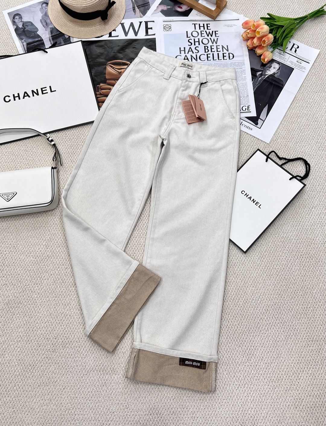 NO:325378,Miumiu25 early spring series new fashionable high-end apricot curled small embroidered jeans |||, the upper body hides flesh and looks slim, any leg shape can be easily controlled. Early spring is lukewarm and hot, super easy to match, fashionable and trendy, curled edge design, custom leather card back bag embroidery logo. Three-standard complete large-scale products Size sml code M,,miumiu, jeans, alexander wang19860909miumiu25早春系列新款时髦高级杏色卷边小刺绣牛仔裤|||,上身藏肉又显瘦 任何腿型都能轻松驾驭 早春不冷不热超易搭配,时髦又潮流,卷边设计,定制皮牌 背袋刺绣logo.三标齐全大货出 尺码sml 编码M,,miumiu,jeans,alexander wang,Women's clothing