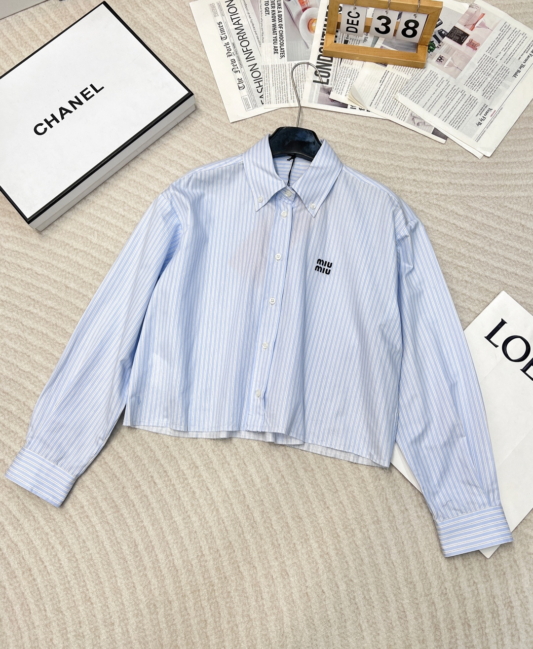 NO:325390,MIUMIU micro-label embroidered lapel striped short shirt, retro literary style, small and short H-style style, fashionable and handsome!  The embroidery logo is low-key and luxurious, and the original customized imported fabric has a great texture. It is a sweet and salty product to reduce age!  Embroidered letter decoration on the chest, front button design. Whether it is casual or formal occasions, it is an indispensable fashion item in spring and summer. The layered outfit is elegant and retro style. It is also very fashionable to wear alone!  The shirt that I love to live at first glance. The atmosphere is high-end and fashionable. Playful, cute and age-reducing. Miu really understands girls. Size sml, miumiu,shirts,alexander wang19860909MIUMIU 微标刺绣翻领条纹短款衬衫 复古文艺风小短款H版型时髦又帅气！刺绣logo低调奢华,原版定制进口面料质感超赞.可甜可盐的减龄单品！ 胸前刺绣字母装饰 前襟纽扣设计 无论是休闲时光还是正式场合 它都是春夏季不可或缺的时尚单品 叠穿搭配出优雅复古格调 单穿也很时髦！ 一眼就爱住的衬衫 氛围感高级感都很显时尚 俏皮可爱又减龄 miu真的很懂女生 尺码sml,,miumiu,shirts,alexander wang,Women's clothing