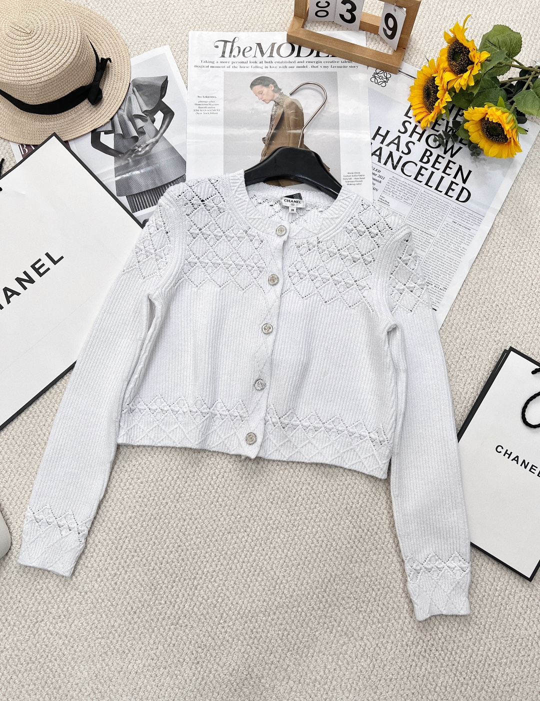 NO:325797,Chanel diamond crochet knitted cardigan, custom YB yarn woven, soft and comfortable, fashionable and slim. Round-neck cardigan cut, can be worn alone or as a coat, shoulder line outline outline, two round buckles are interspersed with the front closure, exquisite and full score, rich and fashionable matching, diamond crochet texture decoration with shoulder hem and cuffs, showing the brand's best temperament style. The solid color of the big body is treated with careful details. Black and white has an elegant atmosphere. It is loose and fashionable at will. It is full of temperament. The highest version, with the original small fragrance dust bag, three standards, large-scale products. Size sml, chanel, jackets & coats, alexander wang19860909Chanel菱格钩针针织开衫,定制YB纱线织造 柔软舒适 洋气显瘦 圆领开衫剪裁 可单穿或作外套叠穿 肩线轮廓勾勒线条 前襟穿插两款圆扣装点 精致满分 丰富时尚搭配度 配合肩膀下摆和袖口的菱格钩针肌理装饰 展现品牌最拿手的气质风格 大身纯色沿用小心机细节处理 黑白色带有优雅氛围感 随意搭配都松弛时髦 气质十足 ,最高版本,配原版小香防尘袋,三标齐全,大货出 尺码sml,,chanel,jackets & coats,alexander wang,Women's clothing