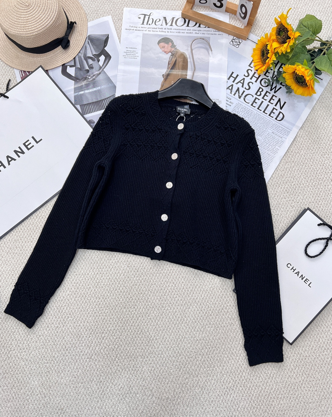 NO:325801,Chanel diamond crochet knitted cardigan, custom YB yarn woven, soft and comfortable, fashionable and slim. Round-neck cardigan cut, can be worn alone or as a coat, shoulder line outline outline, two round buckles are interspersed with the front closure, exquisite and full score, rich and fashionable matching, diamond crochet texture decoration with shoulder hem and cuffs, showing the brand's best temperament style. The solid color of the big body is treated with careful details. Black and white has an elegant atmosphere. It is loose and fashionable at will. It is full of temperament. The highest version, with the original small fragrance dust bag, three standards, large-scale products. Size sml, chanel, jackets & coats, alexander wang19860909Chanel菱格钩针针织开衫,定制YB纱线织造 柔软舒适 洋气显瘦 圆领开衫剪裁 可单穿或作外套叠穿 肩线轮廓勾勒线条 前襟穿插两款圆扣装点 精致满分 丰富时尚搭配度 配合肩膀下摆和袖口的菱格钩针肌理装饰 展现品牌最拿手的气质风格 大身纯色沿用小心机细节处理 黑白色带有优雅氛围感 随意搭配都松弛时髦 气质十足 ,最高版本,配原版小香防尘袋,三标齐全,大货出 尺码sml,,chanel,jackets & coats,alexander wang,Women's clothing