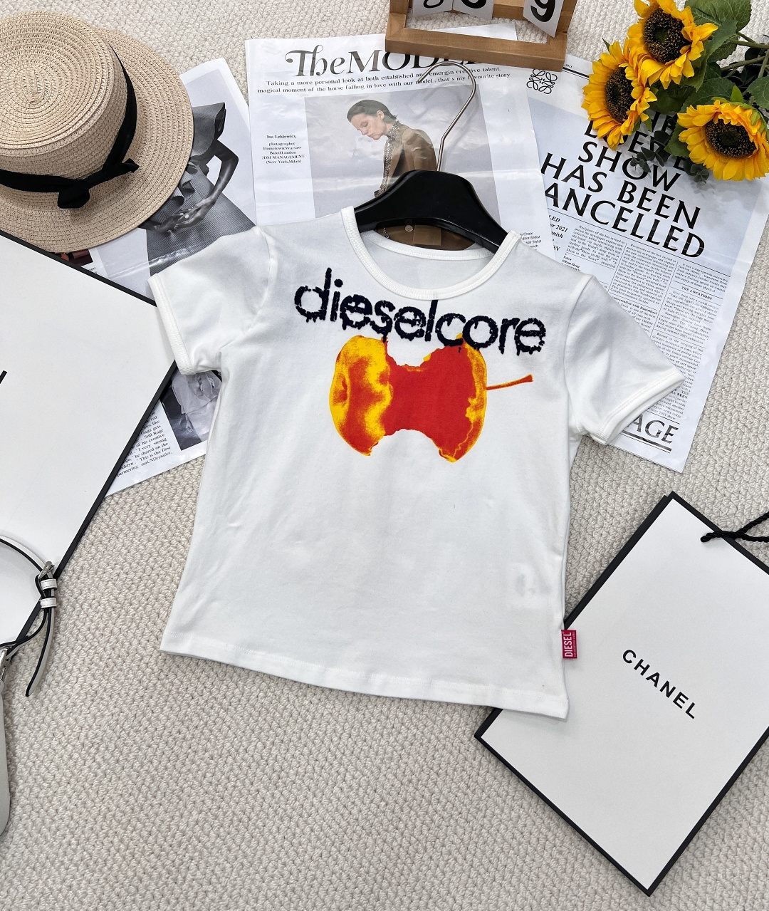 NO:325800,DIESL's new flocked prints are rotten apple short sleeves, with a contrasting letters in the design. A small person looks slim and slim. A letter T-shirt is a must-have all year round. This T-shirt really needs to be bought with eyes closed, highlighting fashion and tone. One of the must-have items for fashion. It is not only good inclusive, but also high-end and fashionable and simple. The whole short sleeve is just right. The short-sleeved SIZE is made to make the most slimming of flesh and slimming. The classic round neck design is simple and generous and not picky. The edge design of the neckline and cuffs adds the overall retro feeling. The Korean atmosphere on the upper body is huge and age-reducing!  The clean and neat style is good for everyday wear, and the body is also highly inclusive. You can feel comfortable to wear and layer it with confidence. The fabric is soft and delicate, with a certain elasticity. The upper body's skin feel is not tight and comfortable to move. The short design continues the style of the slap~ The upper body has an American hot girl feel, and it is more fashionable and brilliant when paired with this issue's skirt. It is casual and casual and useless. The three-standard large goods are complete and large goods are sizes sml, skirts, T-shirt, tees, t-shirt, alexander wang19860909DIESL新款植绒印花烂苹果短袖,设计感字母撞色,小个子修身显瘦,字母T恤就是一年四季都要必备的 这款T恤真的要闭眼入手,凸显时髦与调性,时髦必备单品之一,不仅包容性好,上身高级又时髦简约经典,整件短袖是刚刚好的短款版型SIZE做成了最遮肉显瘦的程度,经典圆领设计,简约大方不挑人,领口和袖口的包边设计增加了整体的复古感,上身韩系氛围感满满,巨巨巨减龄！ 干净利落的版型敲日常谁穿谁好看,对身材的包容性也狠强,,日常单穿or叠穿都可以放心时髦出街,面料柔软细腻,有一定的弹力,上身肤感不紧绷活动自如敲舒服,短款设计延续佰搭风格～ 上身有美式辣妹的feel,搭配本期的半身裙更加时髦出彩,休闲随性又白搭,大货三标齐全、大货出 尺码sml,,skirts,T-shirt,tees，t-shirt,alexander wang,Women's clothing