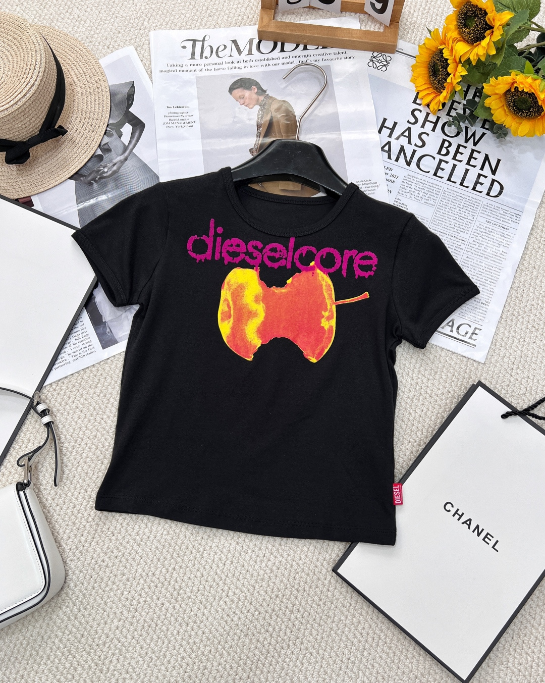 NO:325804,DIESL's new flocked print rotten apple short sleeves, with contrasting letters in design, small slim fit and slim, letter T-shirts are a must-have all year round. This T-shirt really needs to be bought with eyes closed, highlighting fashion and tone. One of the must-have items for fashion. Not only is it good inclusive, but it is high-end and fashionable and simple. The whole short sleeve is just right. The short-sleeved style SIZE is made to make the most slimming of flesh and slimming. The classic round neck design is simple and generous and not picky. The edge design of the neckline and cuffs adds the overall retro feeling. The Korean atmosphere on the upper body is huge and age-reducing!  The clean and neat style is good for everyday wear, and the body is also highly inclusive. You can feel comfortable to wear and layer it with confidence. The fabric is soft and delicate, with a certain elasticity. The upper body's skin feel is not tight and comfortable to move. The short design continues the style of the slap~ The upper body has an American hot girl feel, and it is more fashionable and brilliant when paired with this issue's skirt. It is casual and casual and useless. The three-standard large goods are complete and large goods are size sml coded, skirts, T-shirt, tees, t-shirt, alexander wang19860909DIESL新款植绒印花烂苹果短袖,设计感字母撞色,小个子修身显瘦,字母T恤就是一年四季都要必备的 这款T恤真的要闭眼入手,凸显时髦与调性,时髦必备单品之一,不仅包容性好,上身高级又时髦简约经典,整件短袖是刚刚好的短款版型SIZE做成了最遮肉显瘦的程度,经典圆领设计,简约大方不挑人,领口和袖口的包边设计增加了整体的复古感,上身韩系氛围感满满,巨巨巨减龄！ 干净利落的版型敲日常谁穿谁好看,对身材的包容性也狠强,,日常单穿or叠穿都可以放心时髦出街,面料柔软细腻,有一定的弹力,上身肤感不紧绷活动自如敲舒服,短款设计延续佰搭风格～ 上身有美式辣妹的feel,搭配本期的半身裙更加时髦出彩,休闲随性又白搭,大货三标齐全、大货出 尺码sml 编码,,skirts,T-shirt,tees，t-shirt,alexander wang,Women's clothing