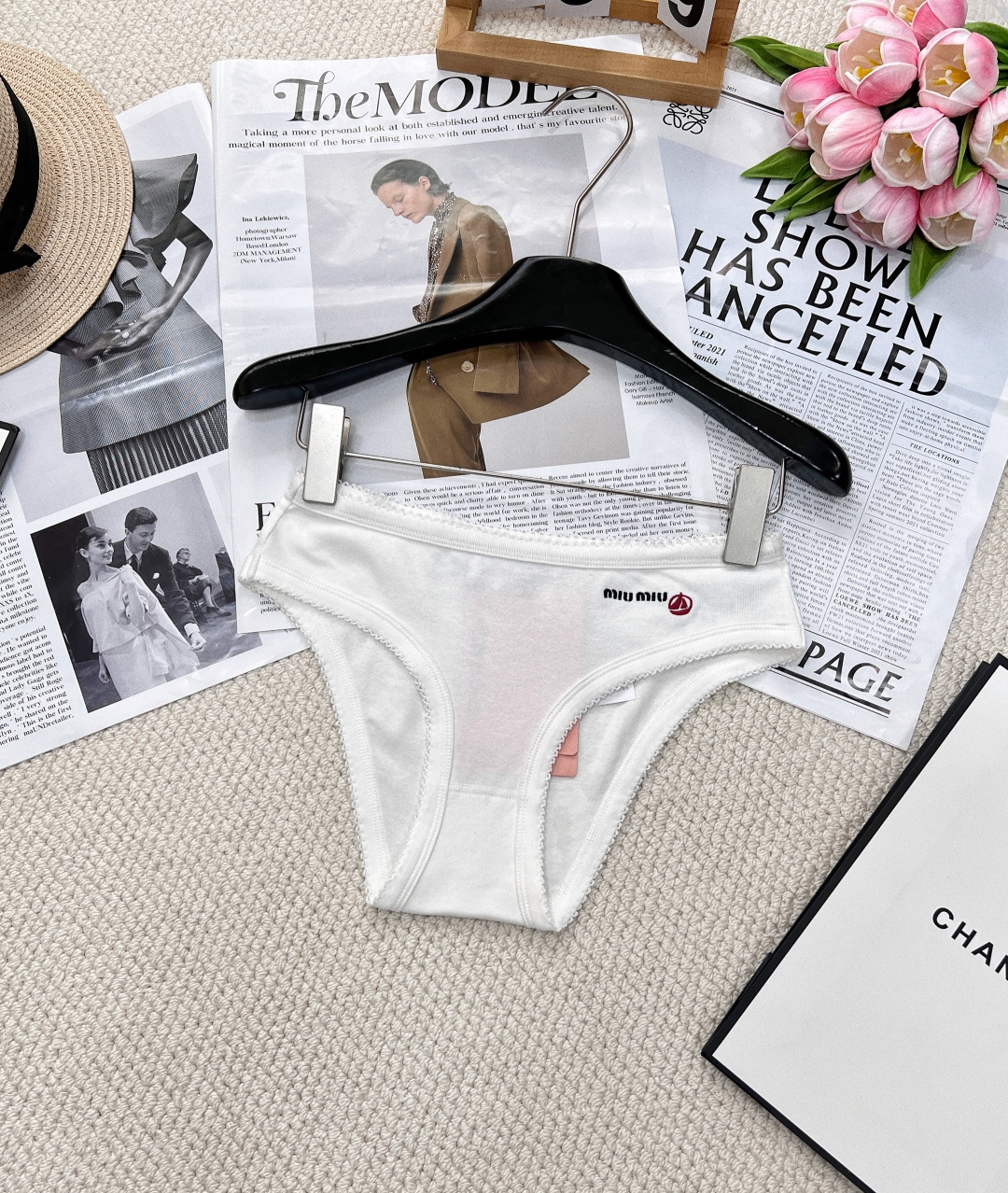 NO:325817,MiuM*u 25Ss early spring new model Petit Bateau X Miu co-branded letters small sailboat logo suspender vest briefs | Exclusive yb development!  High-end production!  A series of shipments!  Really great recommendation, it's so easy to wear and feel comfortable to wear!  The neckline design is unique, the red small sailboat embroidery is very exquisite, and the cute lace edges are too pure!  It is really comfortable and comfortable, comfortable and breathable, and the skirt and pants are matched casually, single!  Size sml, miumiu, skirts, alexander wang19860909MiuM*u 25Ss早春新款 Petit Bateau X Miu联名款字母小帆船logo吊带背心三角裤丨独家yb开发！高版出品！一系列出货！真的大推荐,太好穿了舒服好搭！领口的设计别出心裁,红色的小帆船刺绣非常精致,可可爱爱的蕾丝边太纯了！真的是很舒服的棉,舒适透气,裙子裤子随意搭配,单出！ 尺码sml,,miumiu,skirts,alexander wang,Women's clothing