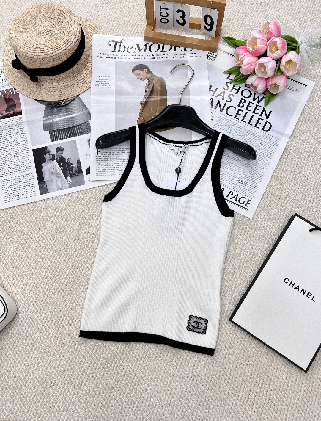 NO:325820,Chanel edging contrasting knitted vest, customized yarn woven, comfortable and soft, full of elasticity, U-neck knitted vest cut, neck cuffs and hem are edged with contrasting threads, ready-made garments use advanced needlework, vertical pit strips to modify the body, visual slim effect is excellent, combined with hem embroidered lace double C pattern logo, add a sweet and literary atmosphere to a simple outfit, can easily show the high street style, slim fit style, slim and fashionable, all four seasons, single wear, layered, three standards are complete, large-scale, size sml code, chanel, alexander wang19860909Chanel包边撞色针织背心,定制纱线织造 舒适软糯 弹力十足 U领针织背心裁剪 领口袖口和下摆以撞色螺纹包边 成衣选用高级走针工艺 竖坑条修饰身形 视觉显瘦效果一绝 配合下摆刺绣蕾丝双C花纹徽标 为简易穿搭增添甜美文艺气息 就能轻松彰显高街风格 修身版型 显瘦时髦 四季单穿叠穿都 三标齐全大货出 尺码sml 编码,,chanel,alexander wang,Women's clothing