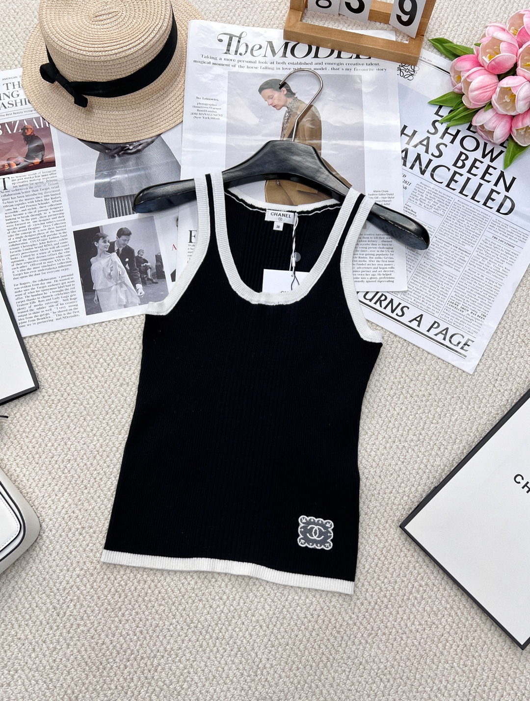 NO:325826,Chanel edging contrasting knitted vest, customized yarn woven, comfortable and soft, full of elasticity, U-neck knitted vest cut, neck cuffs and hem are edged with contrasting threads, ready-made garments use advanced needlework, vertical pit strips to modify the body, visual slim effect is excellent, combined with hem embroidered lace double C pattern logo, add a sweet and literary atmosphere to a simple outfit, can easily show the high street style, slim fit style, slim and fashionable, all four seasons, single wear, layered, three standards are complete, large-scale, size sml code, chanel, alexander wang19860909Chanel包边撞色针织背心,定制纱线织造 舒适软糯 弹力十足 U领针织背心裁剪 领口袖口和下摆以撞色螺纹包边 成衣选用高级走针工艺 竖坑条修饰身形 视觉显瘦效果一绝 配合下摆刺绣蕾丝双C花纹徽标 为简易穿搭增添甜美文艺气息 就能轻松彰显高街风格 修身版型 显瘦时髦 四季单穿叠穿都 三标齐全大货出 尺码sml 编码,,chanel,alexander wang,Women's clothing