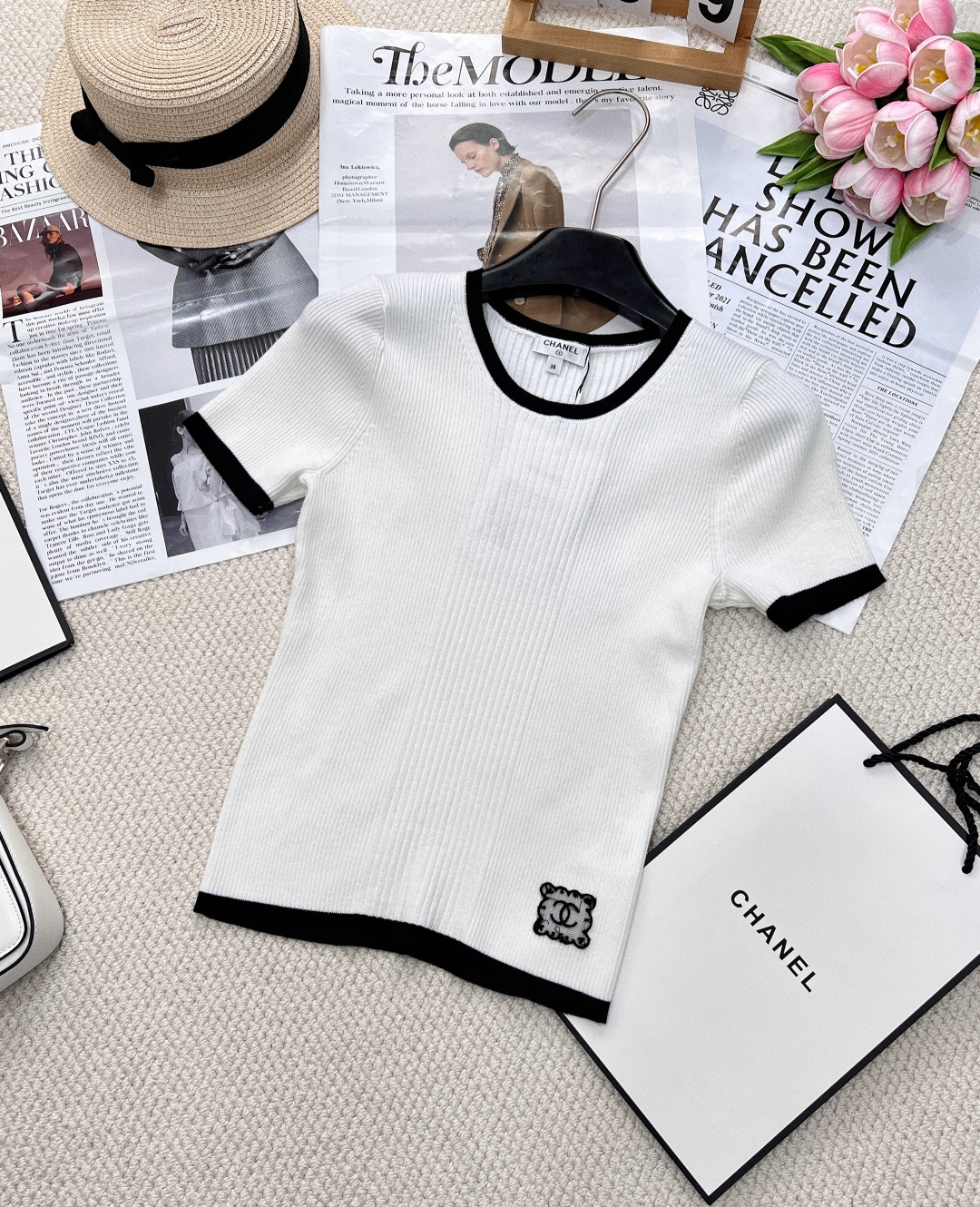 NO:325832,Chanel's new edging contrasting knitted short sleeves, customized YB yarn woven, comfortable and soft, full of elasticity, round neck knitted short sleeves cut, neck cuffs and hem are edged with contrasting threads, ready-made garments use advanced needlework, vertical pit strips to modify the body, visual slim effect is excellent, combined with hem embroidered double C pattern logo, add a sweet and literary atmosphere to a simple outfit, can easily show the high street style, slim fit style, slim and fashionable, all single wear and layering in all seasons, complete three standards, large-scale products, size sml code, chanel, T-shirt, alexander wang19860909Chanel新款包边撞色针织短袖,定制YB纱线织造 舒适软糯 弹力十足 圆领针织短袖裁剪 领口袖口和下摆以撞色螺纹包边 成衣选用高级走针工艺 竖坑条修饰身形 视觉显瘦效果一绝 配合下摆刺绣双C花纹徽标 为简易穿搭增添甜美文艺气息 就能轻松彰显高街风格 修身版型 显瘦时髦 四季单穿叠穿都 三标齐全、大货出 尺码sml 编码,,chanel,T-shirt,alexander wang,Women's clothing