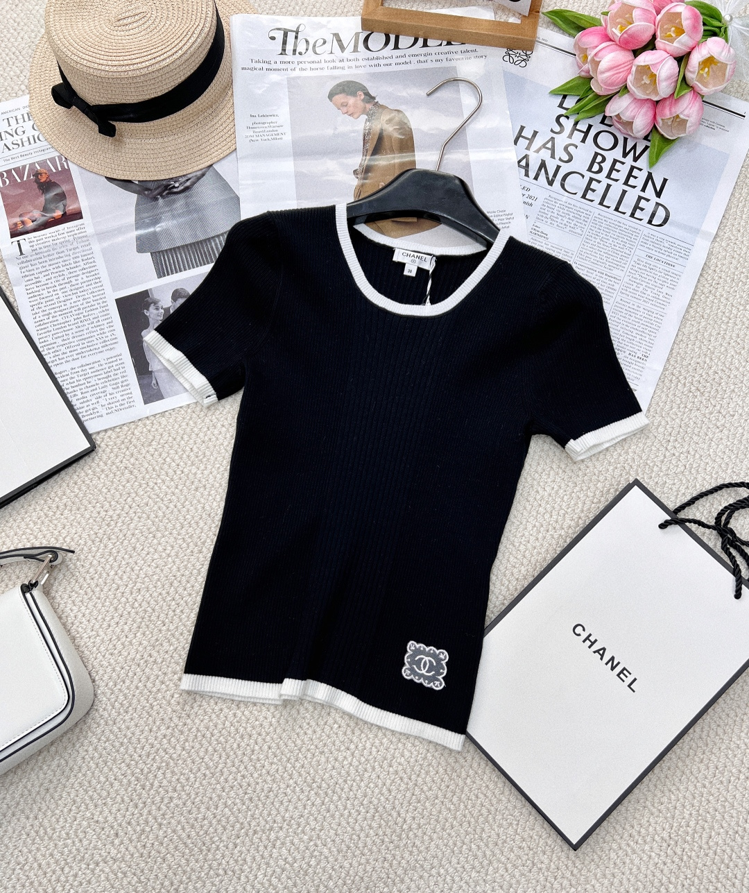 NO:325838,Chanel's new edging contrasting knitted short sleeves, customized YB yarn woven, comfortable and soft, full of elasticity, round neck knitted short sleeves cut, neck cuffs and hem are edged with contrasting threads, ready-made garments use advanced needlework, vertical pit strips to modify the body, visual slim effect is excellent, combined with hem embroidered double C pattern logo, add a sweet and literary atmosphere to a simple outfit, can easily show the high street style, slim fit style, slim and fashionable, all single wear and layering in all seasons, complete three standards, large-scale products, size sml, chanel, T-shirt, alexander wang19860909Chanel新款包边撞色针织短袖,定制YB纱线织造 舒适软糯 弹力十足 圆领针织短袖裁剪 领口袖口和下摆以撞色螺纹包边 成衣选用高级走针工艺 竖坑条修饰身形 视觉显瘦效果一绝 配合下摆刺绣双C花纹徽标 为简易穿搭增添甜美文艺气息 就能轻松彰显高街风格 修身版型 显瘦时髦 四季单穿叠穿都 三标齐全、大货出 尺码sml,,chanel,T-shirt,alexander wang,Women's clothing