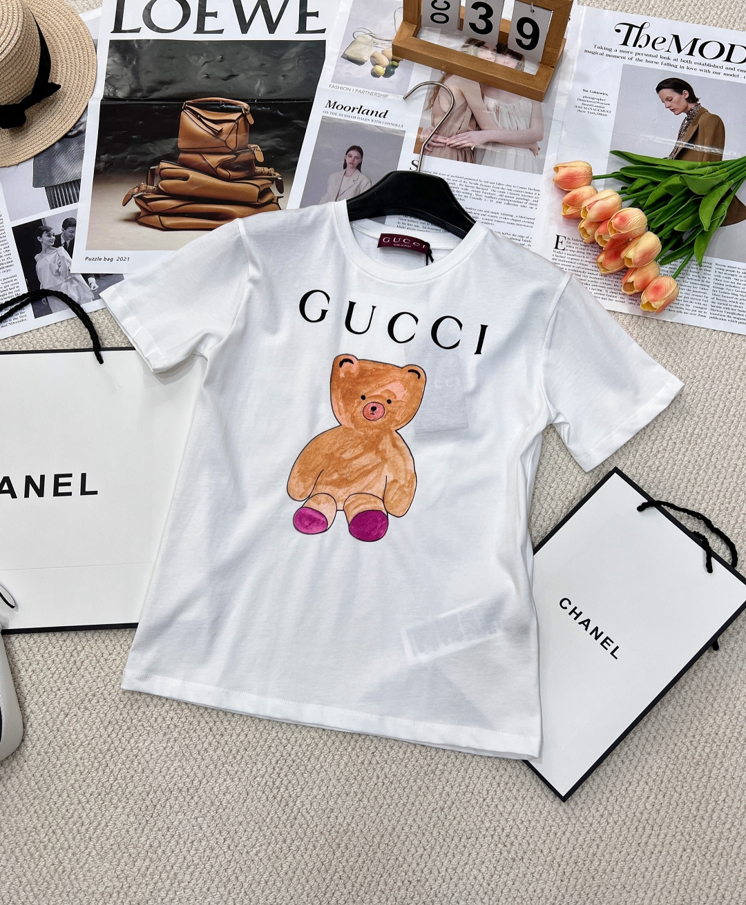 NO:326379,Gucc* 25Ss early spring new style cartoon bear letter printed short-sleeved T-shirt | Exclusive yb development!  High-end production!  Bear print design is clean and refreshing, full of youthful vitality. It’s really hard not to love it!  The concave shape is a perfect look. The classic small round neck design is simple and easy to wear. It is eye-catching when walking on the street!  The youthful and energetic feel is loose and not picky about the figure at all!  It is inclusive and covers the flesh and makes you look thin!  Both appearance and comfort!  Custom fabrics with 100% textures that are super comfortable!  All the items of all seasons are closed!  Three-standard size sml code, gucci, T-shirt,tees, t-shirt,alexander wang19860909Gucc* 25Ss早春新款 卡通小熊字母印花短袖T恤丨独家yb开发！高版出品！小熊印花设计 干净又清爽 满满的青春活力 真的狠难不爱啊！凹起造型来妥妥的好看经典的小圆领设计简洁好穿 走在街上吸睛度满分！青春又活力的感觉宽松版型完全不挑身材！包容性好遮肉显瘦！颜值与舒适兼具！穿出街回头率百分百定制面料 质感超级舒适！四季款的单品 都给我闭眼冲！三标齐全 尺码sml 编,,gucci,T-shirt,tees，t-shirt,alexander wang,Women's clothing