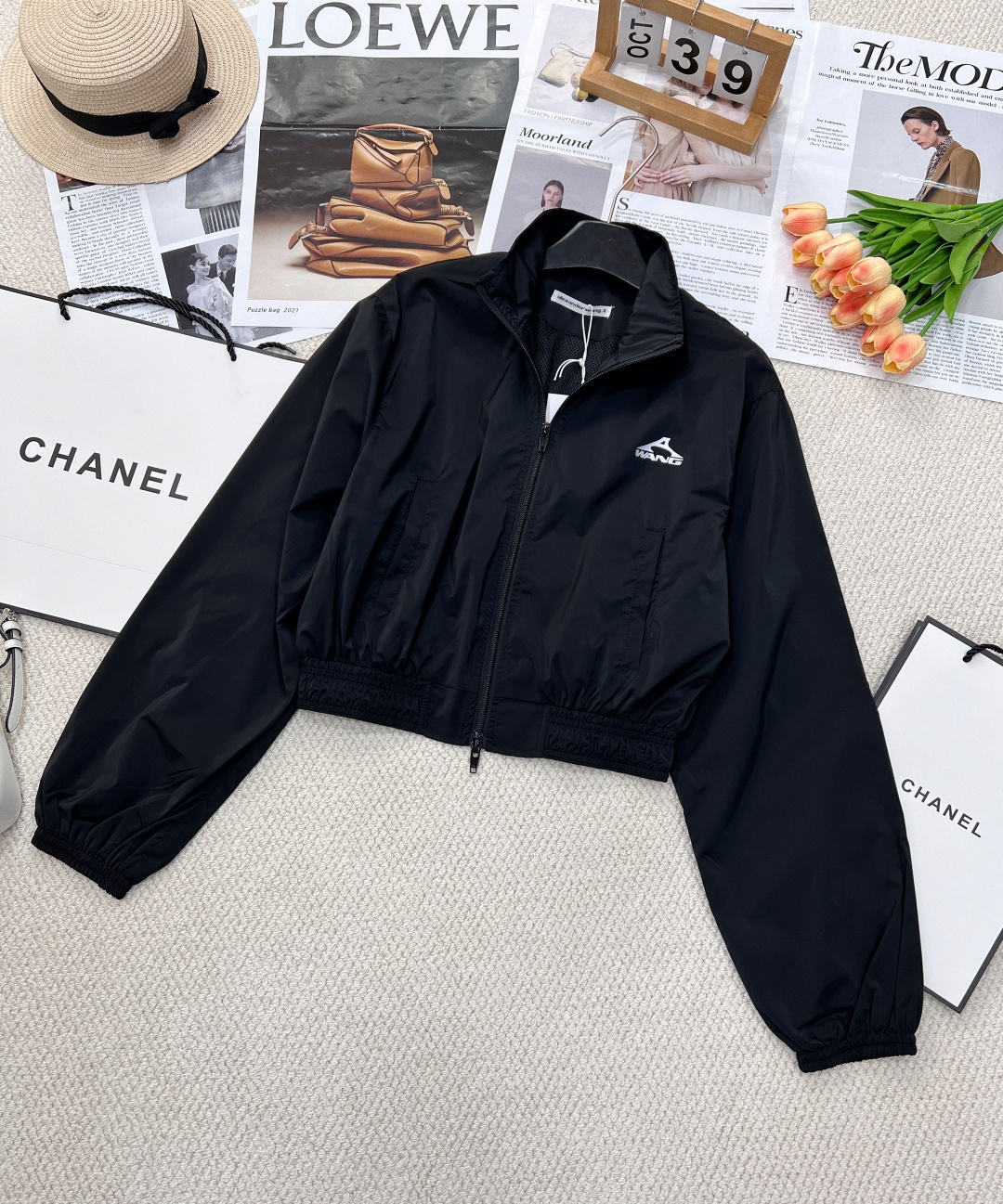 NO:326366,ALEXANDERWANG King Printed Shock Clothes Short Set, Jacket Trousers, Classic Zipper Shock Clothes Small Short Casual Style, Super Slim on the upper body~ No matter whether you match it with any pants and skirts, you can easily hold it. It is simply a casual and handsome versatile device!! Whether it is going out on the street or on dates and dinners, this jacket can easily create a handsome and casual style~ The overall match is double-chain and sports mesh lining. In general, this jacket is really the best choice for fashion and versatility. Whether you want to highlight your personality or pursue comfort, it can meet your needs!  Handsome suit jacket, full of street feel, high-end, slim and great to wear, full of design sense, Size sml code D,,alexander wang, skirts, jackets & coats,alexander wang19860909ALEXANDERWANG 大王印花冲锋衣短款套装,外套长裤 ,经典的拉链冲锋衣小短款休闲版型,上身超显瘦～无论是搭配任何裤子裙子,都能轻松hold住,简直是休闲帅气百搭器!!不管是日常出街还是约会聚餐,这款外套都能让你轻松打造出帅气休闲风～ 整体搭配双链和运动网眼衬里. 总的来说,这款外套真的是时尚百搭的不二之选,不管是想要凸显个性还是追求舒适感,都能满足你的需求！ 帅气套装冲锋衣 街头感十足 版型显高显瘦巨好穿 满满的设计感 尺码sml 编码D,,alexander wang,skirts,jackets & coats,alexander wang,Women's clothing