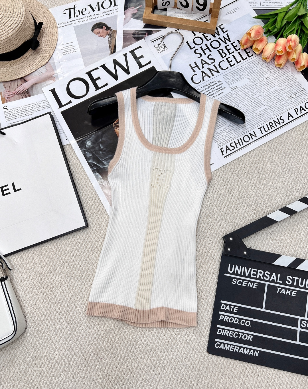 NO:317607,Chanel25 early spring new black and white piping knitted vest丨Exclusive yb development!  High-end production!  No matter how you wear the simple tone, you won’t make mistakes. The chest logo embellishes, atmospheric and soft, comfortable upper body, and the fabric is slightly elastic and slim and slim. It is a versatile and not picky combination. Any item looks good and easy to grasp. It is a casual, lazy, casual and casual temperament. It has three standards for large products!  Size sml, chanel,alexander wang19860909Chanel25早春新款黑拼白滚边针织背心丨独家yb开发！高版出品！简约调性怎么穿都不会出错 胸前logo点缀 大气柔软 上身舒适 面料微弹修身显瘦 属于百搭不挑人的一款搭配 任何单品都很好看 轻松拿捏 随性慵懒休闲气质大货三标齐全！ 尺码sml,,chanel,alexander wang,Women's clothing