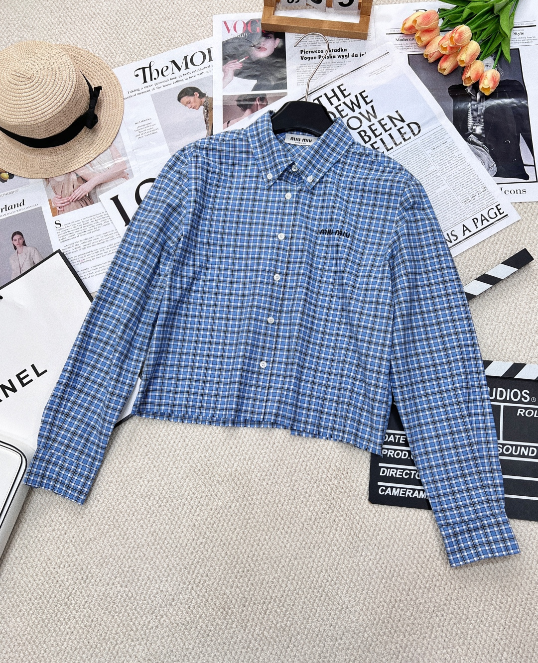 NO:317593,Miumiu's new plaid embroidered shirt in early spring, customized YB twill cotton material, soft and skin-friendly, comfortable and not easy to wrinkle, long-sleeved shirt, full sky blue plaid elements, lapel long-sleeved shirt with letter logo on the chest, adding a sweet and cute atmosphere, presenting the Miao-Series' exclusive well-behaved college style, short loose style, random adjustment, and more inclusive, easily highlighting the proportional advantages, making the outfit more age-reducing full marks, customized surface accessories, three-standard versions, complete large-scale products, sizes sml,,miumiu,shirts,alexander wang19860909Miumiu早春新款格纹刺绣衬衣,定制YB斜纹全棉材质 柔软亲肤 舒适不易皱 长袖短款衬衣 通体天蓝色系格纹元素 翻领长袖衬衫配合胸前字母徽标 增添甜美可爱气息 呈现缪系专属乖巧学院风格 短款宽松版型 随意调节更包容 轻松突出比例优势 让穿搭更减龄满分 定制面辅料 认准版本三标齐全大货出 尺码sml,,miumiu,shirts,alexander wang,Women's clothing