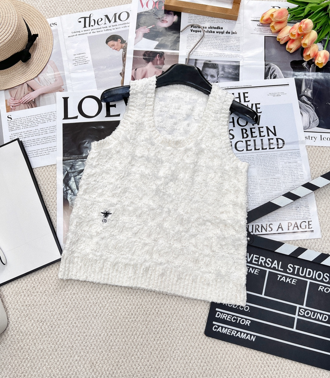 NO:317591,DIOR's new bee-embroidered tassel vest, customized YB cotton wool yarn wool wool yarn wool, soft and skin-friendly, comfortable and stylish, obvious knitted material texture, round neck knit vest cut, appropriate skin exposure, beautify the proportion of head and shoulders, different textures of the edging and large body, forming a sense of layering, classic elements look simple and not monotonous, exquisite and compact, regular length brings a sense of height and slimming vest, large U-shaped collar, not picky face shape, small vests that can be worn all year round, strong retro style, regular style, playful, age-reducing, whitening, easy to control during daily travel or party Customized face accessories, accurate version, complete three-standard large size, size sml,,dior,alexander wang19860909DIOR新款小蜜蜂刺绣流苏背心,定制YB棉毛纱线织造 柔软亲肤 舒适有型 有明显针织料质感更显份量 圆领针织背心剪裁 领口恰当露肤 美化头肩比例更显瘦 包边与大身质感走向相异 形成层次感,经典的元素看起来简单又不单调 ,精致且又小巧型 常规长度带来显高显瘦既视感背心式大大的U字领 不挑脸型的存在 一年四季都是可以穿的小背心,复古风格强烈 常规版型包容身材 俏皮减龄显白 日常出行或聚会轻松驾驭 定制面辅料 认准版本 三标齐全大货出 尺码sml,,dior,alexander wang,Women's clothing