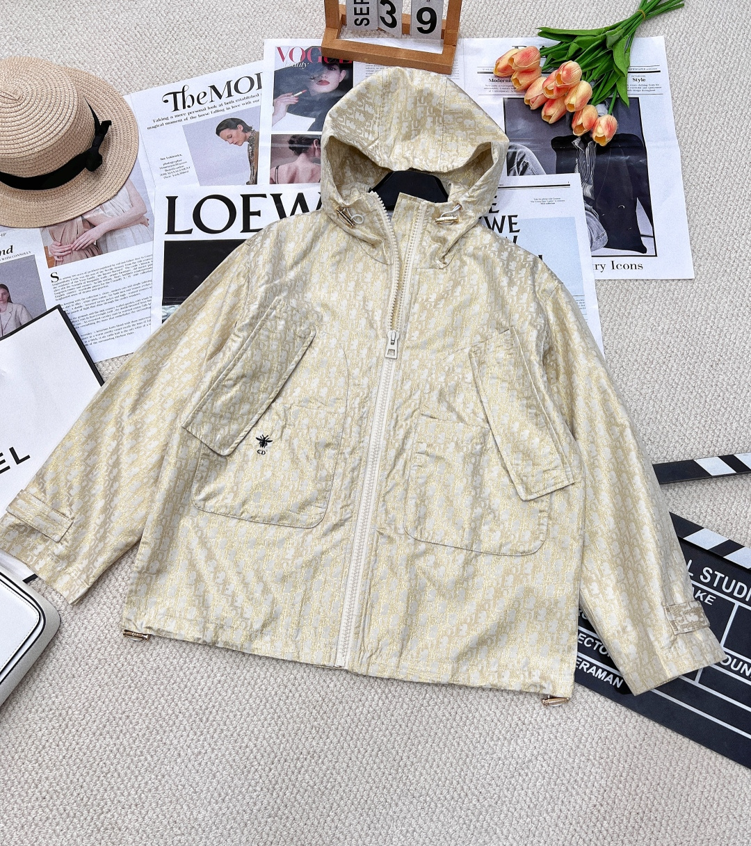 NO:317594,Dio* 25Ss early spring new old-fashioned jacket | Original development!  High-end production!  This hooded jacket is decorated with gold Oblique jacquard, which is back to the classic pattern YB customized gold taffeta jacquard fabric launched by D*or in 1967. The right pocket is decorated with bee embroidery and makes it look more exquisite. The most important thing is to do the right flower design. The workmanship cost is double that of the ordinary jacket. The texture is really invincible. The three-standard product is complete. Size sml,,dior, jackets & coats, jackets & coats,hats,alexander wang19860909Dio* 25Ss早春新款老花夹克外套丨原版开发！高版出品！ 这款连帽夹克饰以金色 Oblique 提花,回溯 D*or 于 1967 年推出的经典图案YB 定制的金色塔夫绸科技提花面料 并且右侧口袋部位饰以小蜜蜂刺绣更显精致超级超级重工最最最关键的是 要做对花设计,做工成本是普通外套双倍 质感真的无敌了 三标齐全大货出 尺码sml,,dior,jackets & coats,jackets & coats,hats,alexander wang,Women's clothing