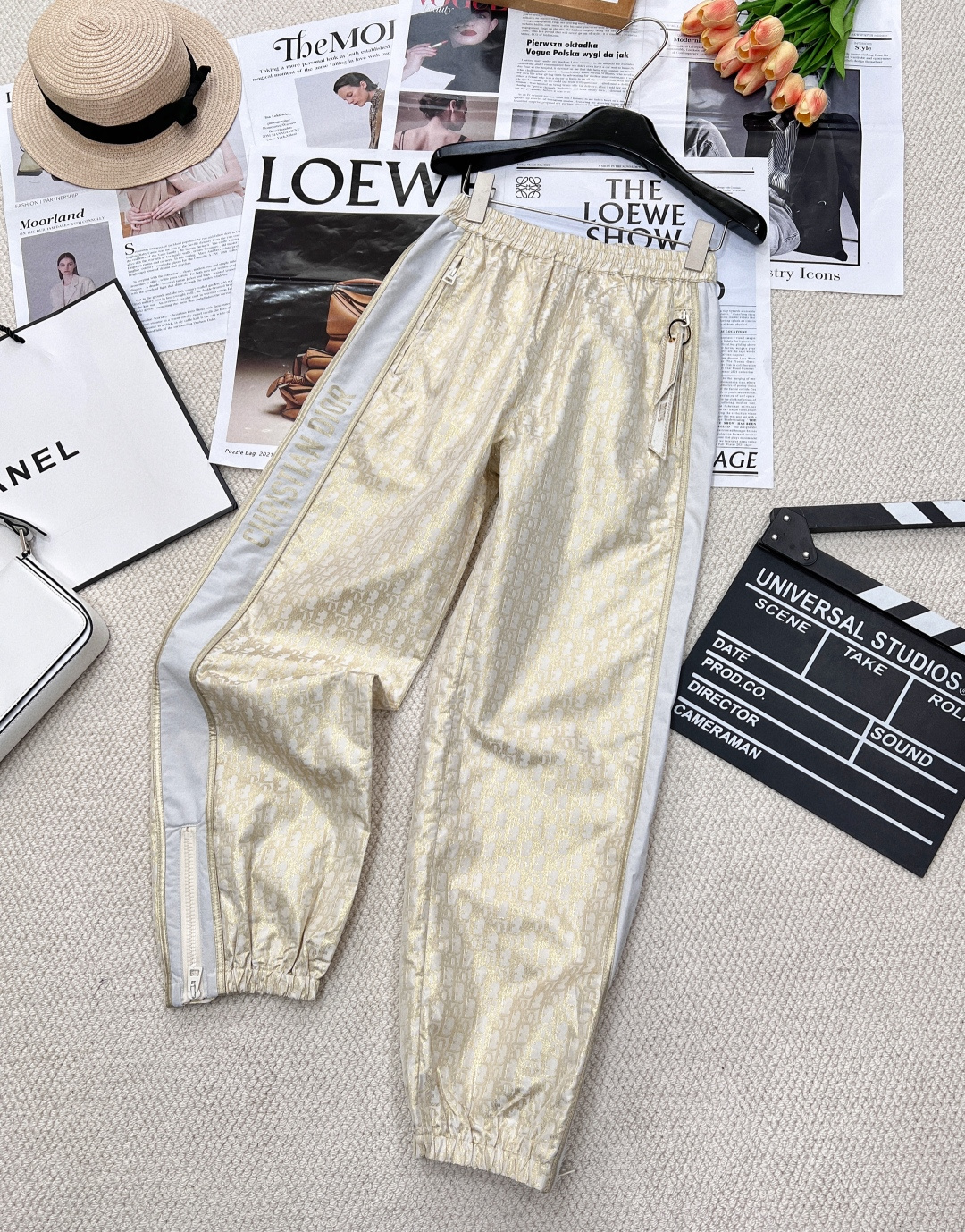 NO:317592,Dior's new style of gold wire jacquard webbing jogging trousers, custom-made YB imported jacquard material, high-quality texture, crisp and stylish, casual jogging trousers style, large body with letter jacquard pattern, showing gorgeous old-fashioned brand style, decorative logo webbing on the outside of the legs, rich design levels, foot-shaped shape adapted to fashionable tone, highlighting the body lines, zipper slit design is adjusted at will, creating a different sense of atmosphere, adding youthful vitality to the overall shape, more versatile and low-key, the best choice for casual outfits, customized surface accessories, complete three-standard large-scale products, size sml,,dior,alexander wang19860909Dior新款金丝提花织带慢跑长裤,定制YB进口提花材质 质感高级 挺括有型 休闲慢跑长裤版型 大身以字母提花面图案满印 彰显华丽老钱感品牌格调 腿外侧装饰徽标织带 丰富设计层次 束脚造型适配时髦调性 更凸显身形线条 拉链开叉设计随意调节 打造不同氛围感 为整体造型增添青春活力 风格更百搭低调 休闲穿搭的不二之选 定制面辅料,三标齐全大货出 尺码sml,,dior,alexander wang,Women's clothing