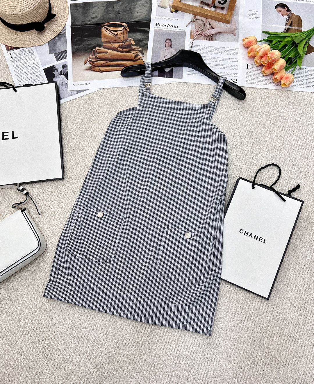 NO:317588,Chanel striped suspender skirt, customized YB jacquard cotton wool material, comfortable and soft upper body, high-quality texture, adjustable buckle suspender skirt cut, vertical stripes throughout body, visual slimming, tone youthful and energetic, straight-tube style cut, let the long-legged goddess show its charm, shoulder straps are decorated with three-dimensional metal double C marks, with round buckles in the pocket, details are blessed to show high-quality quality, more special, material selection adds a refreshing feeling in spring and summer, absolutely high-end lazy grasp, customized surface accessories, three-standard version, complete large-scale products, size sml, chanel, skirts, alexander wang19860909Chanel条纹吊带裙,定制YB提花棉毛材质 上身舒适柔软 质感高级 可调节扣吊带裙剪裁 通体纵向条纹 视觉显瘦 调性青春充满朝气 直筒版型剪裁 让长腿女神尽显魅力 肩带饰以立体金属双C标 配合口袋处贝母徽标圆扣 细节加持 彰显高级品质 更加特别 选料增添春夏清爽感 妥妥高级慵懒拿捏 定制面辅料 认准版本三标齐全大货出 尺码sml,,chanel,skirts,alexander wang,Women's clothing