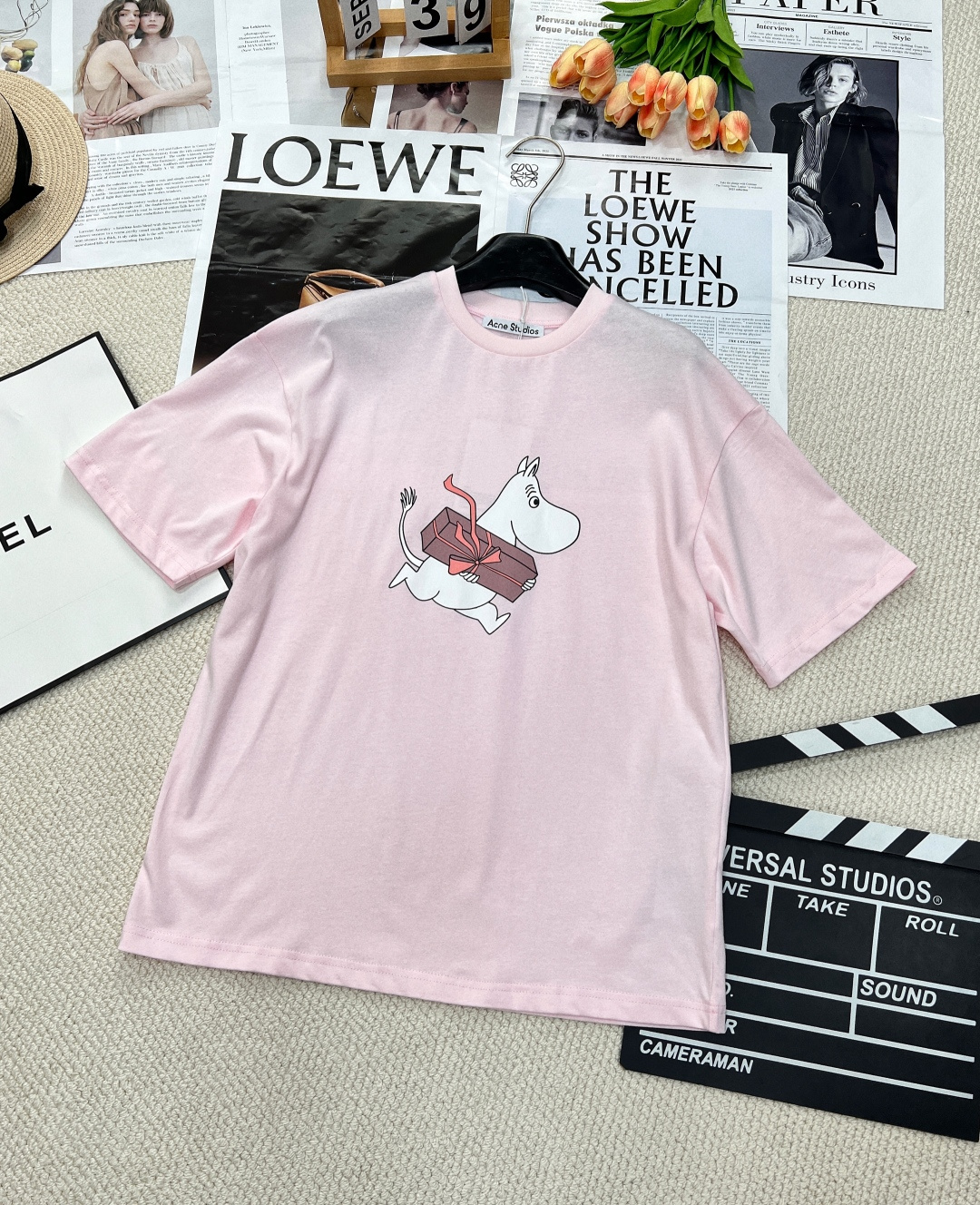 NO:317584,Acne studios round neck Moomin co-printed short-sleeved, customized YB twill cotton material, breathable and comfortable, full texture, loose, short-sleeved T-shirt cut to highlight the brand style, made of gram-weight pure cotton, slightly elastic, presenting a slim visual effect, with a Moomin hugging gift box pattern on the chest, presenting a cute and age-reducing style, the smiley face logo on the cuffs and the back collar are printed with the name logo on the back brand's fashion sense, pink and gray color options available, Oversized creates a slack style, single wear and inner wear is brilliant and fashionable, two colors are perfect and three!  Size sml, acne studios,dior,versace,T-shirt,tees,t-shirt,alexander wang19860909Acne studios圆领姆明联名印花短袖,定制YB斜纹全棉材质 透气舒适 质感十足 宽松,短袖T恤裁剪 凸显品牌格调 采用克重纯棉制成 略带有弹力 呈现显瘦视觉效果 胸前引有姆明抱礼盒图案 呈现出可爱减龄的风格 袖口笑脸标和后领口印有联名字母徽标 品牌时尚感立现 粉灰配色可选 Oversized打造松弛风格 单穿内搭都出彩时髦 两色出三标齐！ 尺码sml,,acne studios,dior,versace,T-shirt,tees，t-shirt,alexander wang,Women's clothing