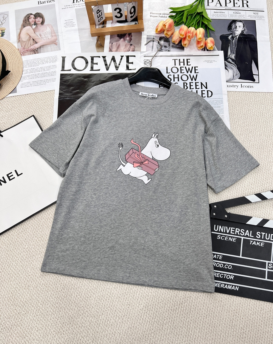 NO:317580,Acne studios round neck Moomin co-printed short-sleeved, customized YB twill cotton material, breathable and comfortable, full texture, loose, short-sleeved T-shirt cut to highlight the brand style, made of gram-weight pure cotton, slightly elastic, presenting a slim visual effect, with a Moomin hugging gift box pattern on the chest, presenting a cute and age-reducing style, the smiley face logo on the cuffs and the back collar are printed with the name logo on the back brand's fashion sense, pink and gray color options available, Oversized creates a slack style, single wear and inner wear is brilliant and fashionable, two colors are perfect and three!  Size sml, acne studios,dior,versace,T-shirt,tees,t-shirt,alexander wang19860909Acne studios圆领姆明联名印花短袖,定制YB斜纹全棉材质 透气舒适 质感十足 宽松,短袖T恤裁剪 凸显品牌格调 采用克重纯棉制成 略带有弹力 呈现显瘦视觉效果 胸前引有姆明抱礼盒图案 呈现出可爱减龄的风格 袖口笑脸标和后领口印有联名字母徽标 品牌时尚感立现 粉灰配色可选 Oversized打造松弛风格 单穿内搭都出彩时髦 两色出三标齐！ 尺码sml,,acne studios,dior,versace,T-shirt,tees，t-shirt,alexander wang,Women's clothing