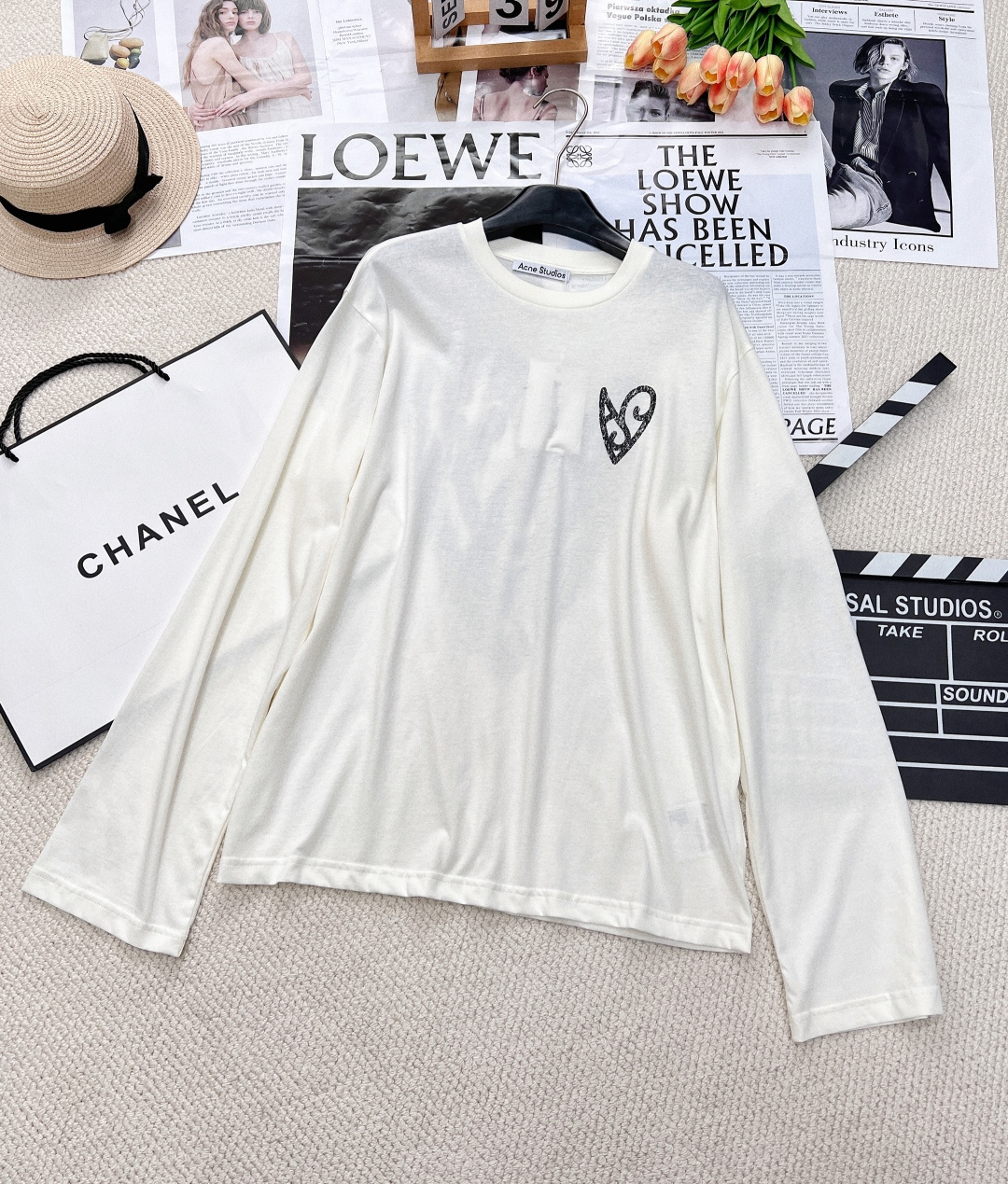 NO:317577,Acne Studio*s 25Ss early spring new style Simple AS love-print loose long-sleeved T-shirt | Exclusive high-end production!  It is very nice to wear inside alone to satisfy all kinds of outfits. It is a must-have for everyone!  A long-sleeved T-style photo shoot that makes a great comedy!  Full of fashion sense!  The concave style is perfectly beautiful and loose, and it doesn’t pick on the figure at all!  With its own slimming attribute!  The same style for men and women, three-standard products are available in large sizes. Size sml, acne studios,tees,t-shirt,alexander wang19860909Acne Studi*s 25Ss早春新款 简约AS爱心印花宽松长袖T恤丨独家高版出品！单穿内搭都很nice满足各种穿搭 简直就是人手必备！出街拍照非常出片的一款长袖T！时髦感十足！凹起造型来妥妥的好看宽松版型完全不挑身材！自带显瘦属性！男女同款 三标齐全大货出 尺码sml,,acne studios,tees，t-shirt,alexander wang,Women's clothing