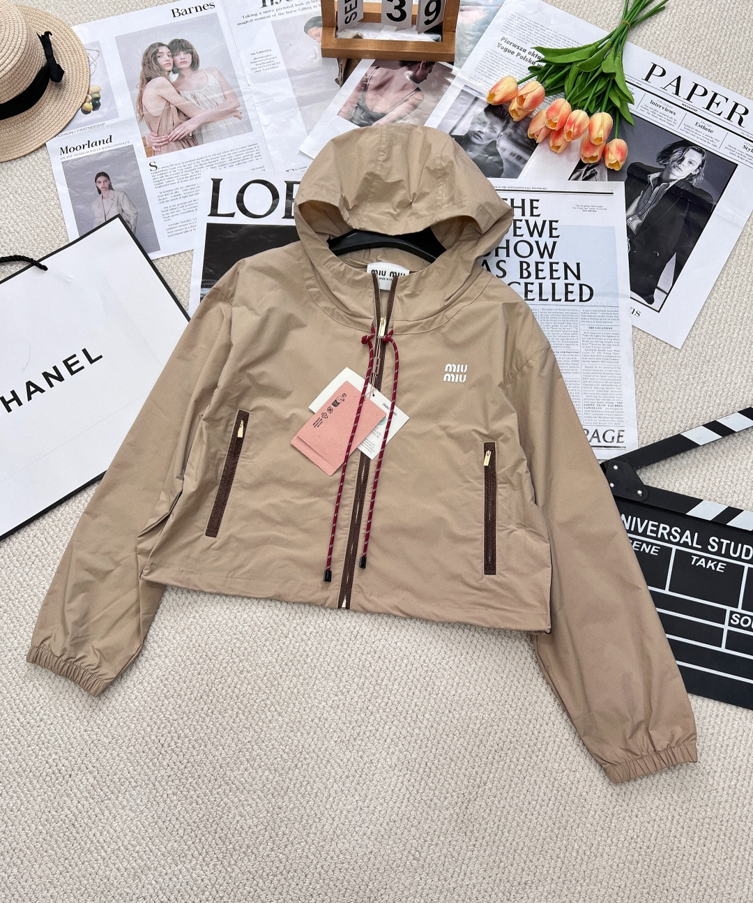 NO:317574,MIUMIU Limited Technological fabric sunscreen hooded jacket, short, loose style, crisp and stylish texture, comfortable and breathable upper body, pocket leather edge contrast color, drawstring adjustment echo, hooded design, loose effect can completely modify the figure, and it also has a slack feeling, fashionableness is simply online until it rises, the decoration of contrasting lines makes the whole jacket a touch of playfulness, and the age-reducing effect is full of age-reducing effect. I especially like this khaki, which makes the skin look particularly fair and eye-catching, the fabric is thin and soft, and it is super comfortable to wear. The classic hooded loose and versatile style reduces age-reducing girlish style!  Paired with leather-mouthed brown webbing, fashionable and handsome, sweet or salty!  Three-standard size sml, miumiu, jackets & coats,hats,alexander wang19860909MIUMIU 限定款科技面料防晒连帽外套 短款,宽松版型 质感挺括有型 上身舒适透气 口袋皮革包边撞色 抽绳调节呼应 连帽设计 宽松效果完全能修饰身材,还自带松弛感,时髦度简直在线到飞起,撞色线条的装饰更是让整件外套多了一丝俏皮感,减龄效果满分,我特别喜欢这个卡其色,显得皮肤特别白皙,而且特别吸睛,面料薄而柔软,穿在身上超级舒服 经典连帽宽松百搭版型减龄少女风！搭配皮口棕色织带时髦帅气可甜可盐！三标齐全 尺码sml,,miumiu,jackets & coats,hats,alexander wang,Women's clothing