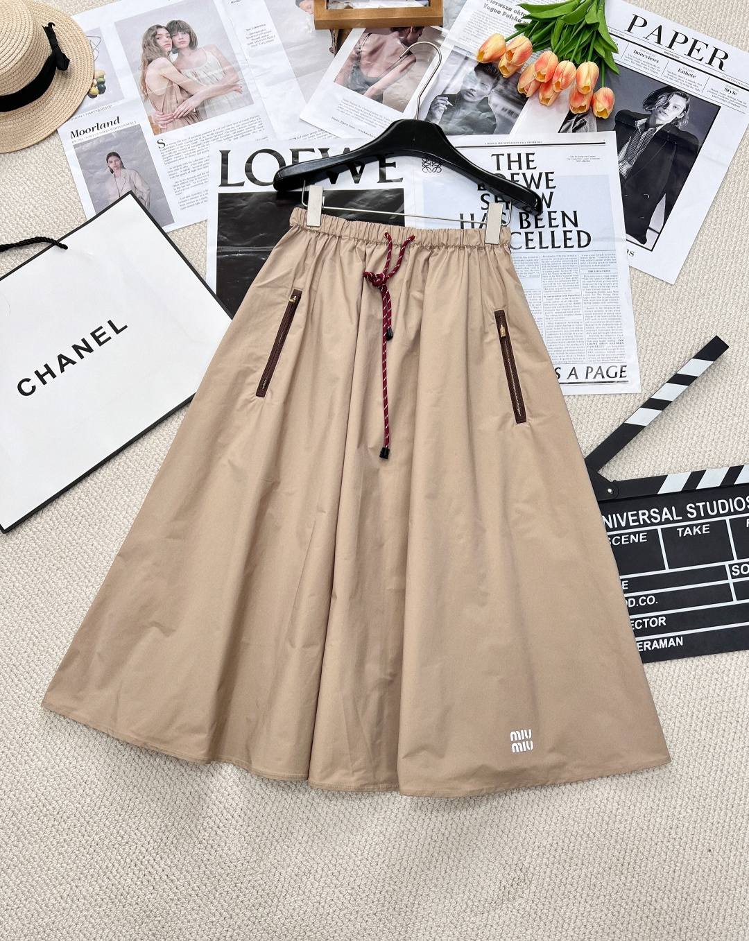 NO:317571,Miumiu's new high-waisted rope drawstring work skirt, customized YB imported windproof and waterproof nylon material, better breathability, the first choice for summer outfits High-waist elastic skirt style The waist drawstring is highlighted by red rope pattern, echoing the zipper pocket, adding a casual work feel The hem adopts a weighty umbrella design, with one-sided letter logo, highlighting the high-end style, making daily matching more overall coordination and charm, and the outfit is a casual and lazy style. The three-standard large-scale products are available. Size sml,,miumiu, skirts, alexander wang19860909Miumiu新款高腰绞花抽绳工装半裙,定制YB进口防风防水尼龙材质 透气性更好 夏日穿搭首选材质 高腰弹力半身裙版型 腰间抽绳以红色绞花纹路作亮点 与拉链口袋呼应 增添休闲工装感 下摆采用分量感十足的伞状设计 配合单侧字母徽标 彰显高级格调 让日常搭配更显整体协调魅力 穿搭出休闲慵懒风格 三标齐全大货出 尺码sml,,miumiu,skirts,alexander wang,Women's clothing