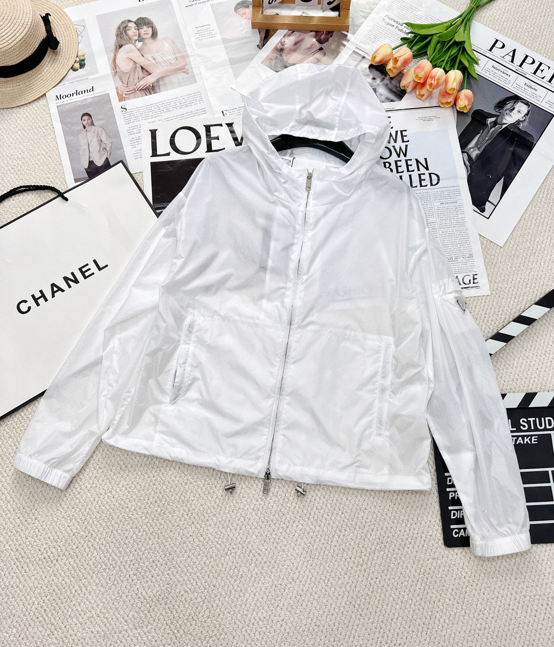 NO:317568,New spring and summer Prada hooded windbreaker with sun protection jacket Customized ultra-thin sun protection fabric texture like silk, breathable and comfortable, not stuffy at all, the basic style is versatile, smooth and super comfortable!  Simple solid color matching triangle embellishment Simple and not monotonous upper body casual and fashionable Details A strong sunshine and sporty atmosphere ~ two colors are outstanding SML, Prada, Jackets & coats, Hats, Alexander wang19860909春夏新款 Prada 连帽风衣系防晒外套 定制超薄的防晒面料 质感宛若蚕丝 透气又舒适 完全不会闷热难受 基础型版型特百搭 丝丝滑滑超级舒服！ 简约的纯色搭配三角标点缀 简约不单调 上身休闲时尚 细节 可盐可甜的一款 浓浓的阳光运动气息～两色出 尺码sml,,prada,jackets & coats,hats,alexander wang,Women's clothing