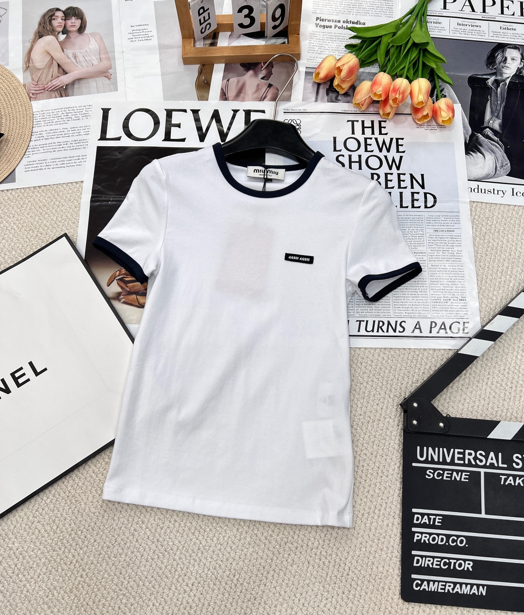 NO:317562,Miumiu contrasting color edging design letter patch short-sleeved T-shirt, customized YB native cotton material, breathable and comfortable, full texture, three-dimensional cut, highlighting the brand style, made of pure cotton fabric, smooth feel, comfortable skin, loose and casual style, presenting a slimming visual effect, the neckline cuffs are designed with contrasting color edging, the design highlights of the iconic letter patch decoration on the right side of the chest, making simple styles shine and eye-catching in seconds, easily showing high-end style, single wear inner wear, stylish custom face accessories, accurate version, high-end version, complete three-standard large-scale products, sizes sml,,miumiu, T-shirt,tees, t-shirt,alexander wang19860909miumiu撞色包边设计字母贴片短袖T恤,定制YB原生全棉材质 透气舒适 质感十足 立体裁剪 凸显品牌格调 采用纯棉面料制成 手感顺滑 贴肤舒适 宽松休闲版型 呈现显瘦视觉效果 领口袖口以撞色包边作设计亮点 胸前右侧标志性字母贴片装饰 让简单的款式 秒变得闪耀吸睛 轻松彰显高级格调 单穿内搭都出彩时髦 定制面辅料 认准版本 高版本 三标齐全大货出 尺码sml,,miumiu,T-shirt,tees，t-shirt,alexander wang,Women's clothing