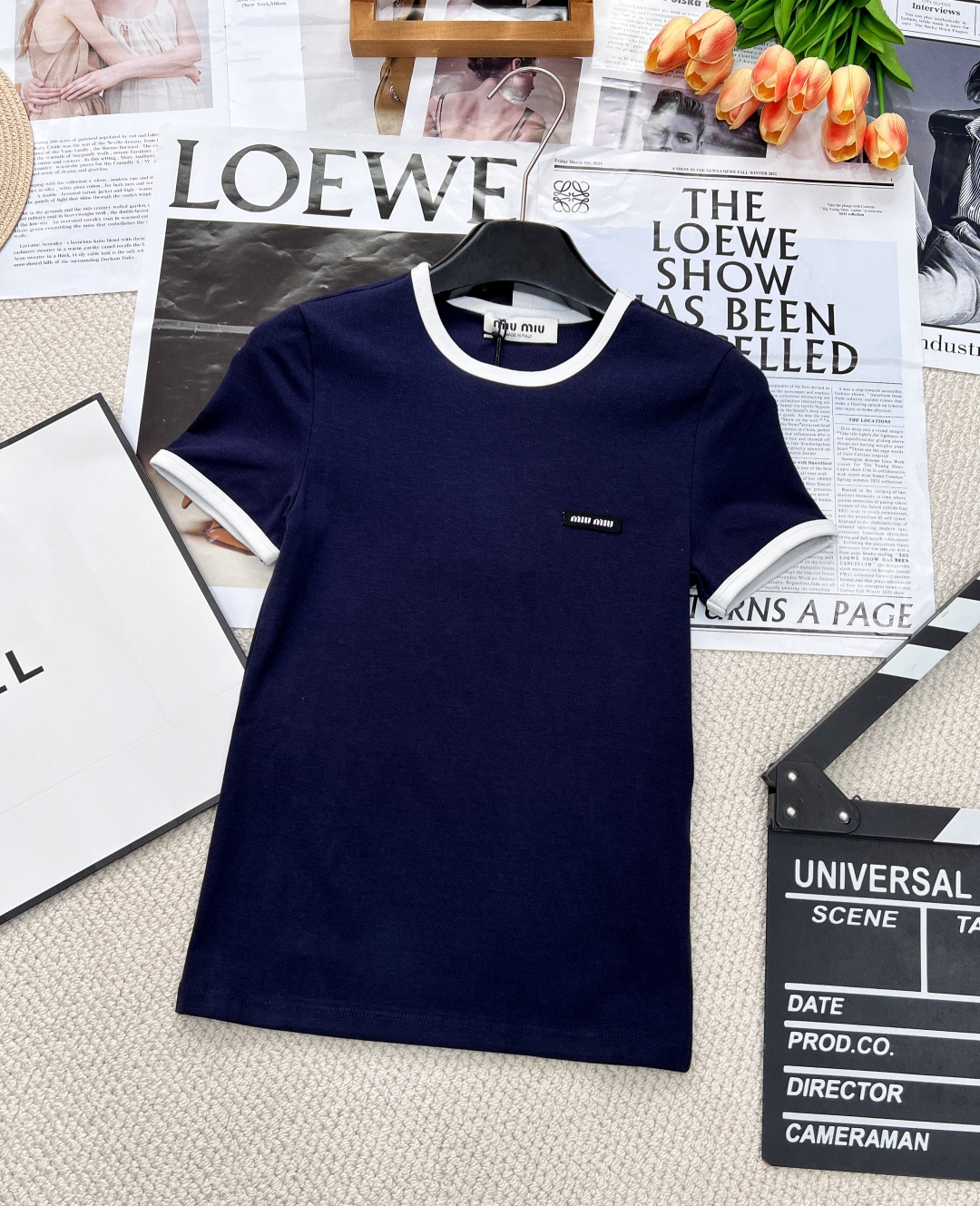 NO:317550,Miumiu contrasting color edging design letter patch short-sleeved T-shirt, customized YB native cotton material, breathable and comfortable, full texture, three-dimensional cut, highlighting the brand style, made of pure cotton fabric, smooth feel, comfortable skin, loose and casual style, presenting a slimming visual effect, the neckline cuffs are designed with contrasting color edging, the design highlights of the iconic letter patch decoration on the right side of the chest, making simple styles shine and eye-catching in seconds, easily showing high-end style, single wear inner wear, stylish custom face accessories, accurate version, high-end version, complete three-standard large-scale products, sizes sml,,miumiu, T-shirt,tees, t-shirt,alexander wang19860909miumiu撞色包边设计字母贴片短袖T恤,定制YB原生全棉材质 透气舒适 质感十足 立体裁剪 凸显品牌格调 采用纯棉面料制成 手感顺滑 贴肤舒适 宽松休闲版型 呈现显瘦视觉效果 领口袖口以撞色包边作设计亮点 胸前右侧标志性字母贴片装饰 让简单的款式 秒变得闪耀吸睛 轻松彰显高级格调 单穿内搭都出彩时髦 定制面辅料 认准版本 高版本 三标齐全大货出 尺码sml,,miumiu,T-shirt,tees，t-shirt,alexander wang,Women's clothing