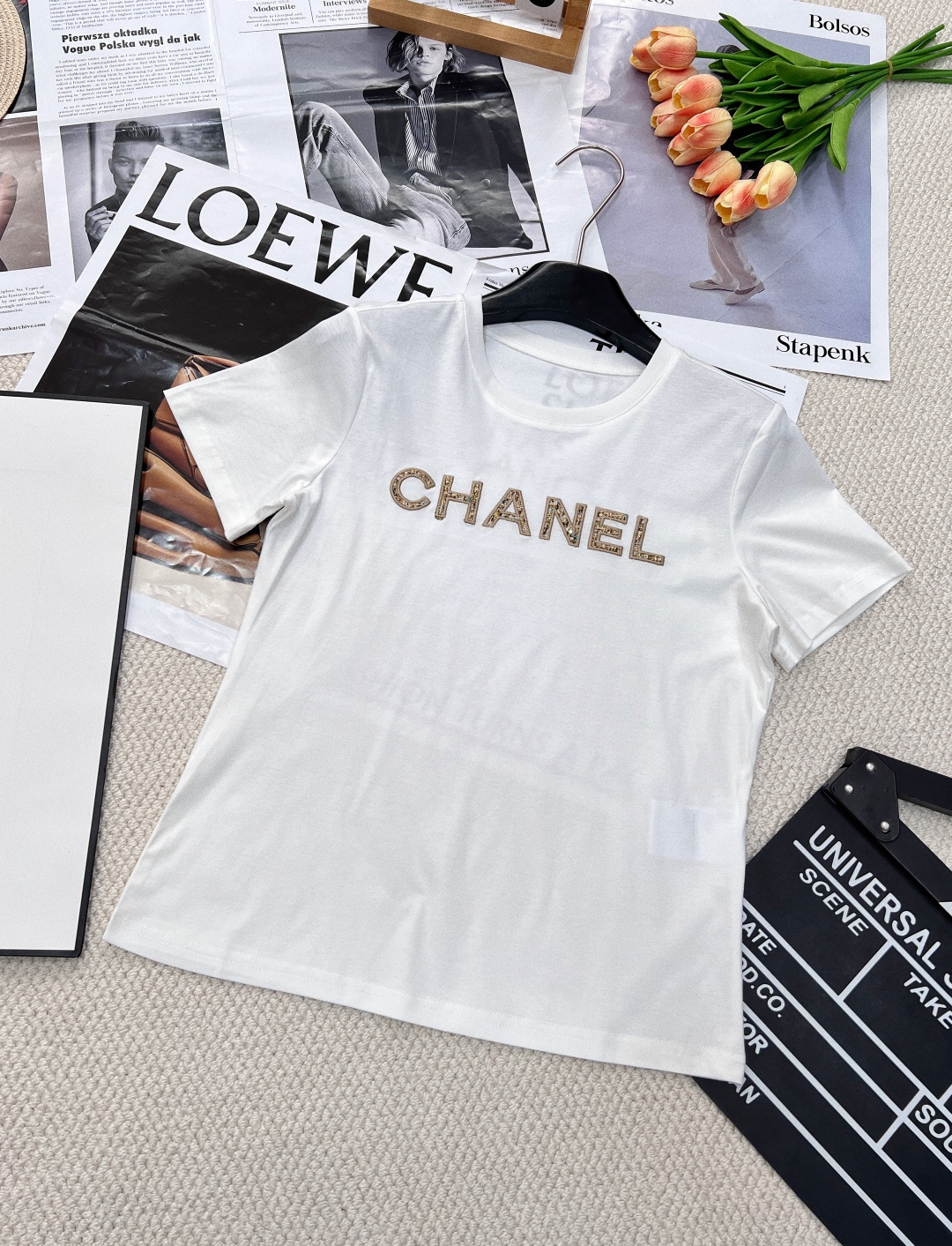 NO:317576,2025SS Spring and Summer New Chanel Champion Embroidery Letters with a sense of atmosphere, the style and tailoring are exquisite and comfortable. Exquisite contrasting letter embroidery. A very design-like T-Ke Ding cotton fabric, comfortable and breathable, and the contrasting letter embroidery on the chest is fashionable and eye-catching. This model does not have too many designs, and it is very high-end to match with a skirt and jeans!  Summer fashion and age-reducing versatile items!  Two colors, three standards are complete. Size sml, chanel, skirts, jeans, alexander wang198609092025SS春夏新款 Chanel胸前撞色刺绣字母,自带氛围感的,版型剪裁都透着精致又舒适的态度 精致撞色字母刺绣 一款非常有设计感的T 客定全棉面料,舒适透气,胸前撞色字母刺绣时尚醒目,此款没有过多的设计,随便搭配半裙和牛仔裤就很高级！夏日时尚减龄百搭单品！两色出,三标齐全 尺码sml,,chanel,skirts,jeans,alexander wang,Women's clothing